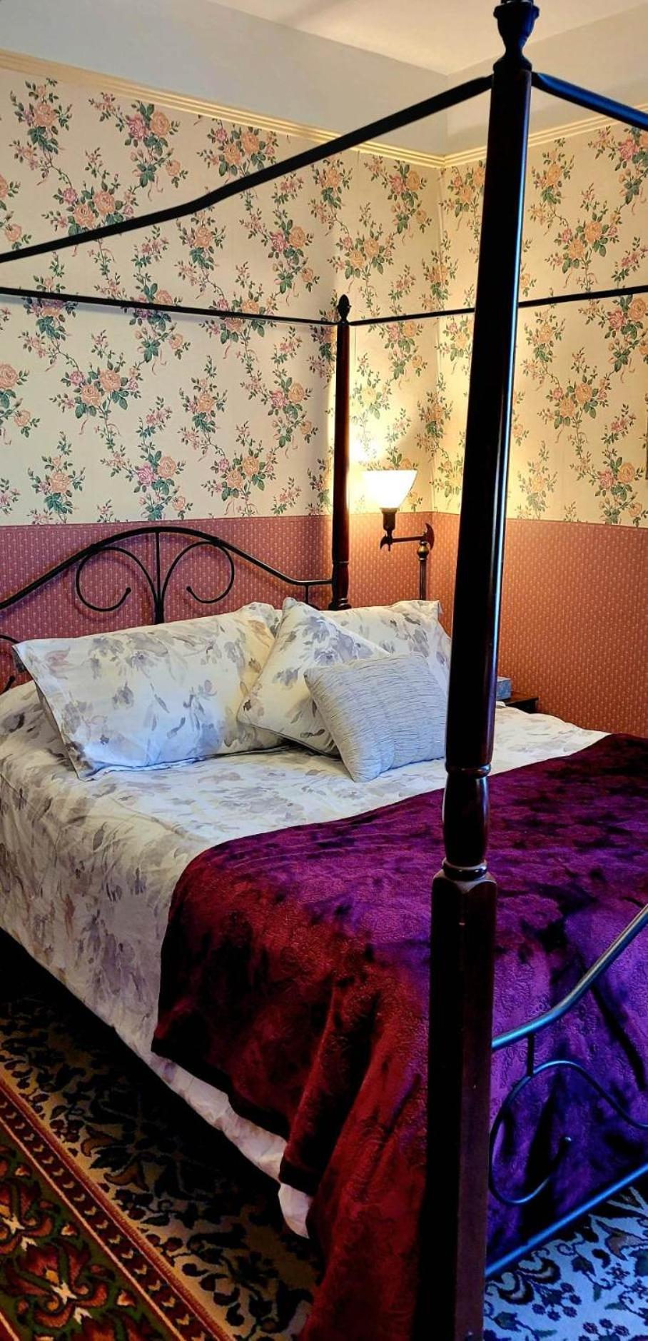 Queen Room with Shared Bathroom photo 2