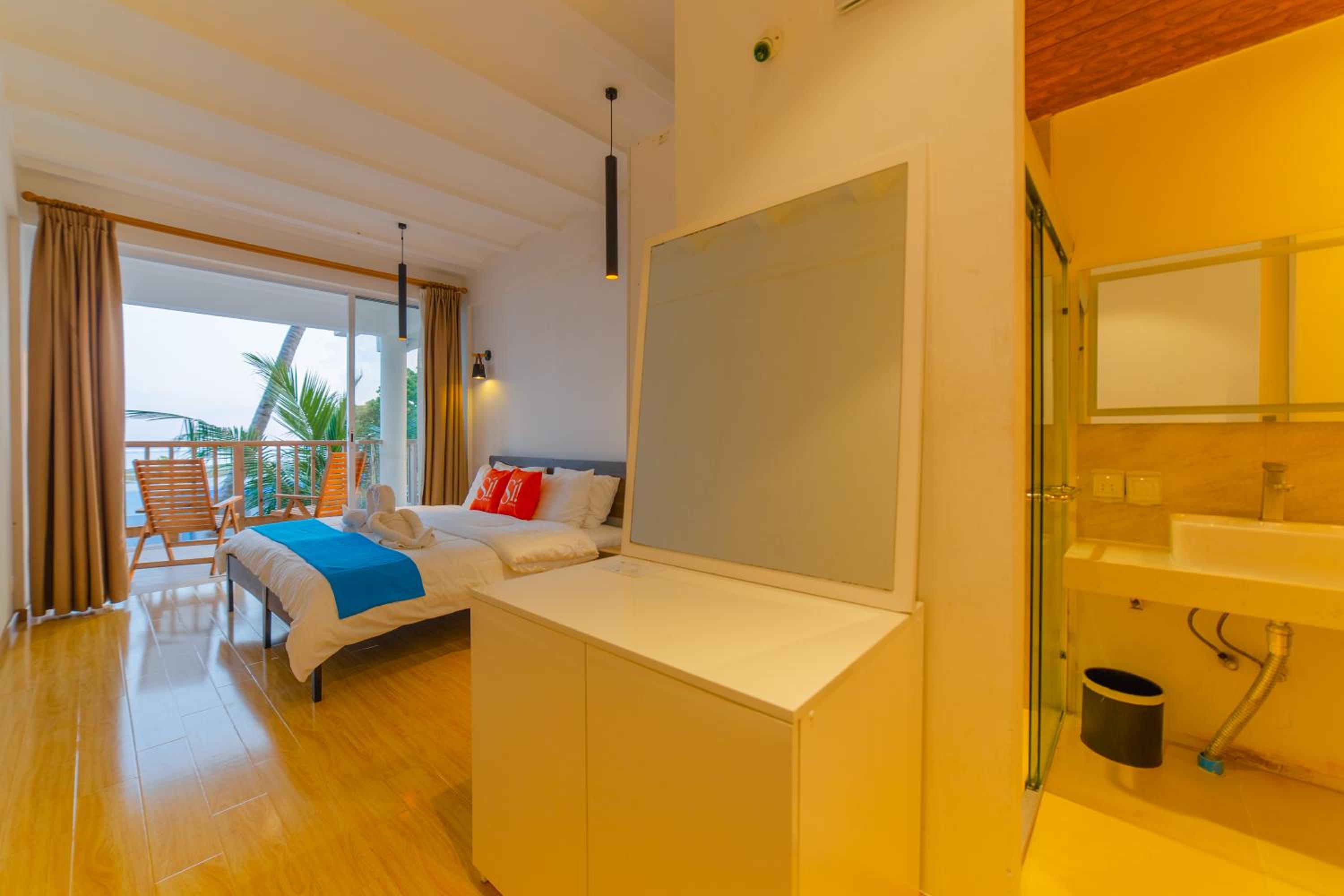 Deluxe Double Room with Sea View - Photo 4