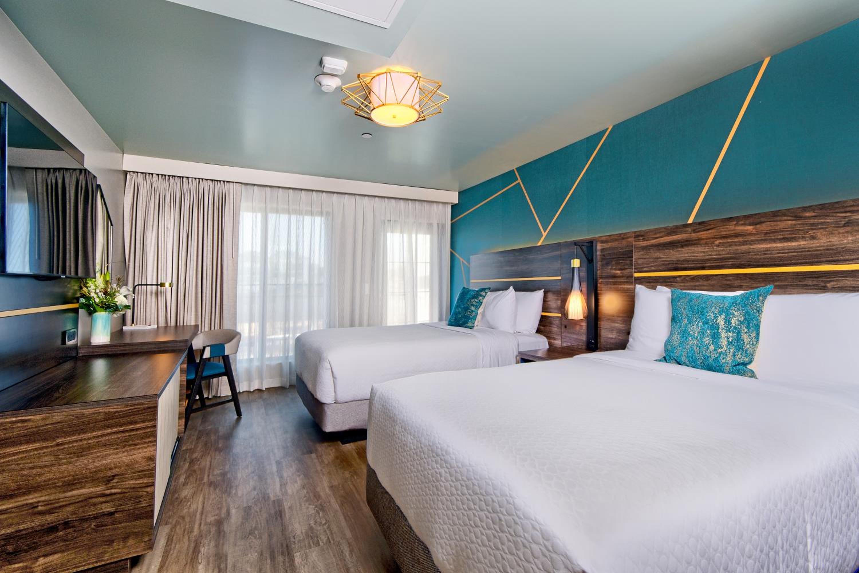 2 Double Beds Suite with Balcony and Partial Ocean View photo 3