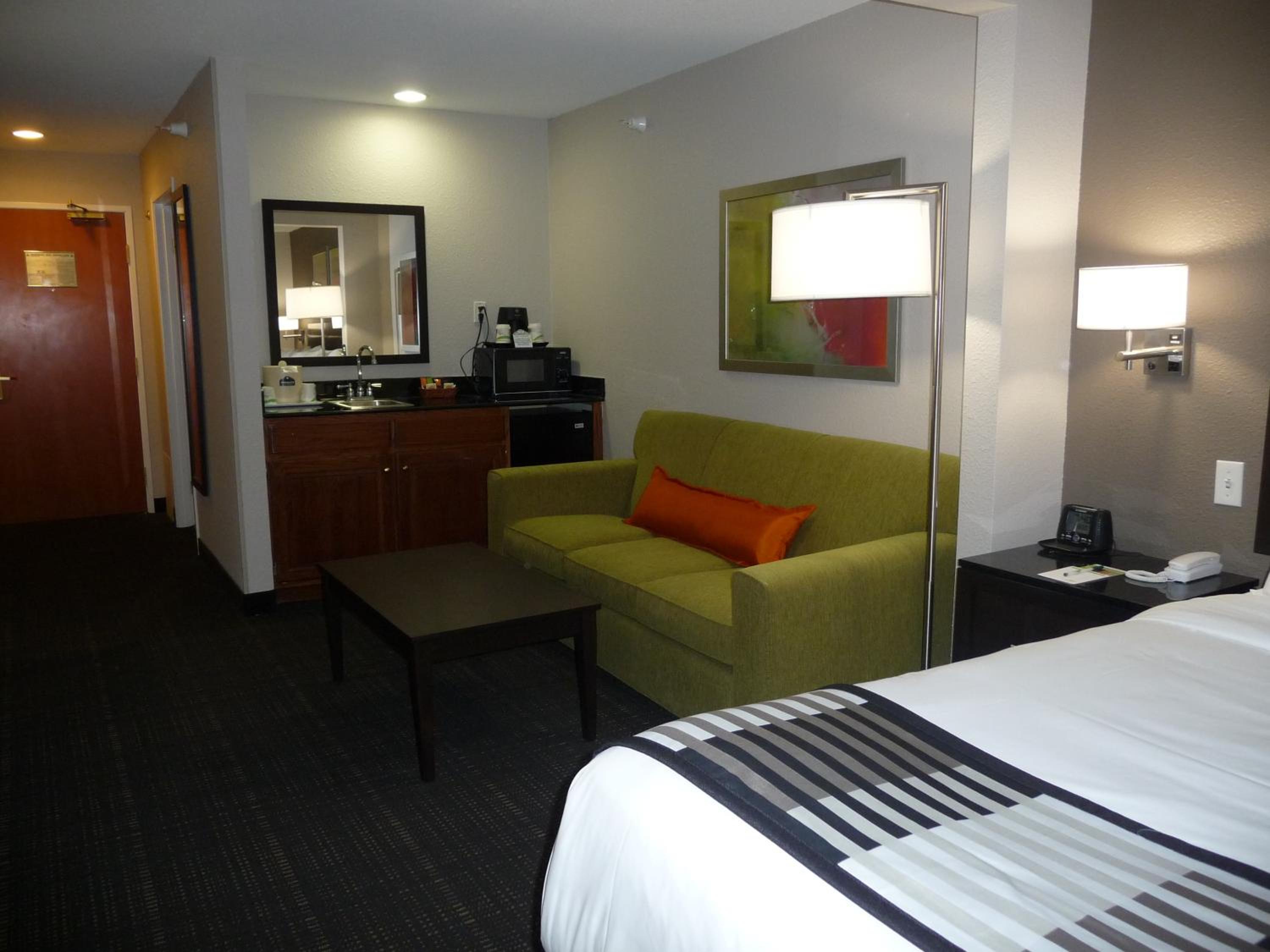 Deluxe King Room - Non-Smoking - Photo 2
