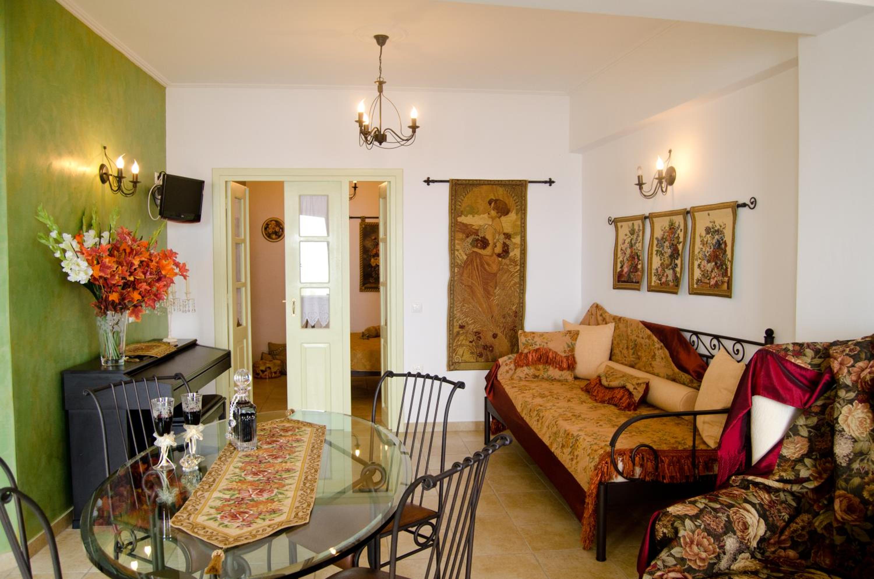 Kallisti Honeymoon Suite with Verranda , Caldera and Sea View and Private Outdoor Hot-Tub 