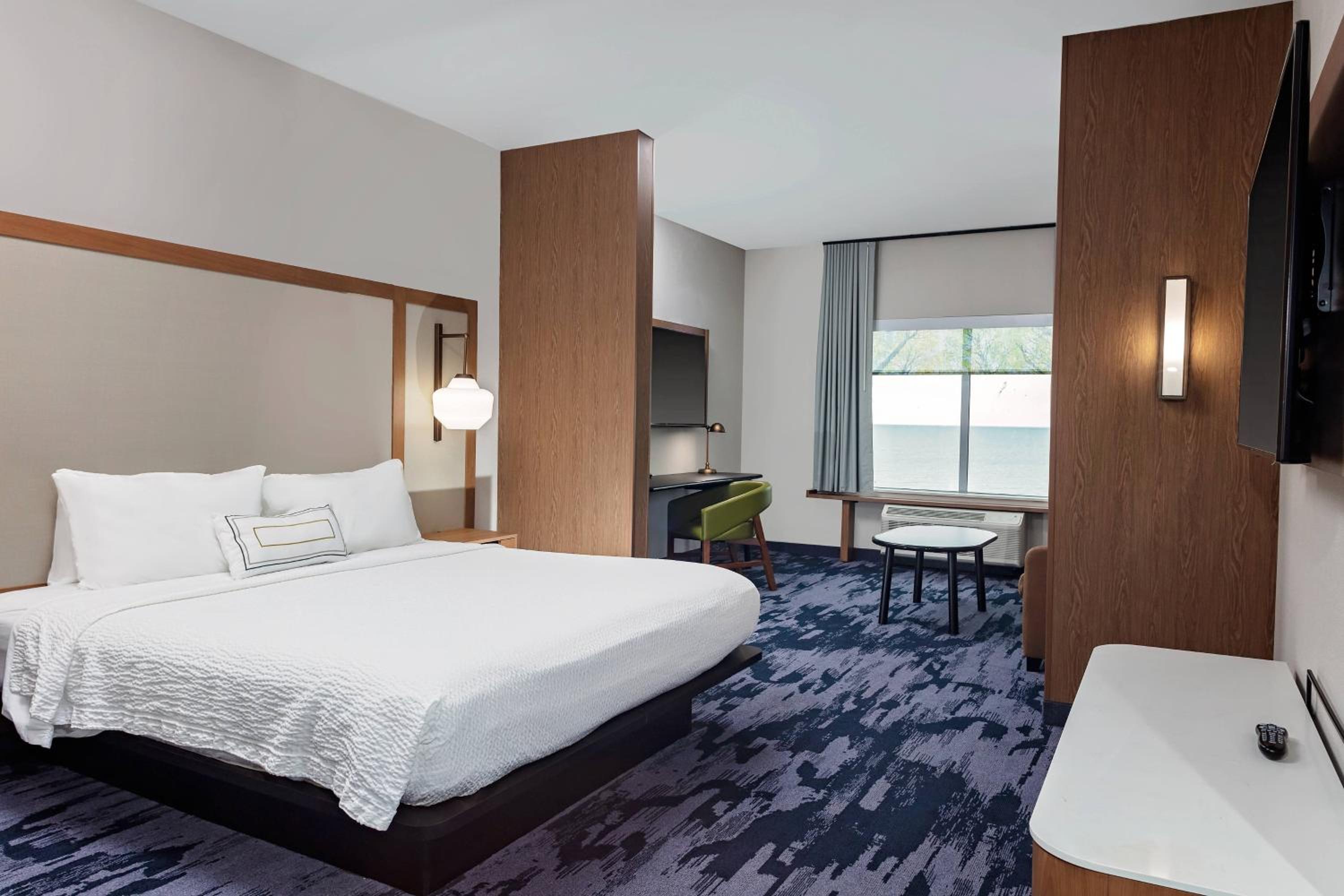 Suite, 1 King, Sofa bed - Photo 3