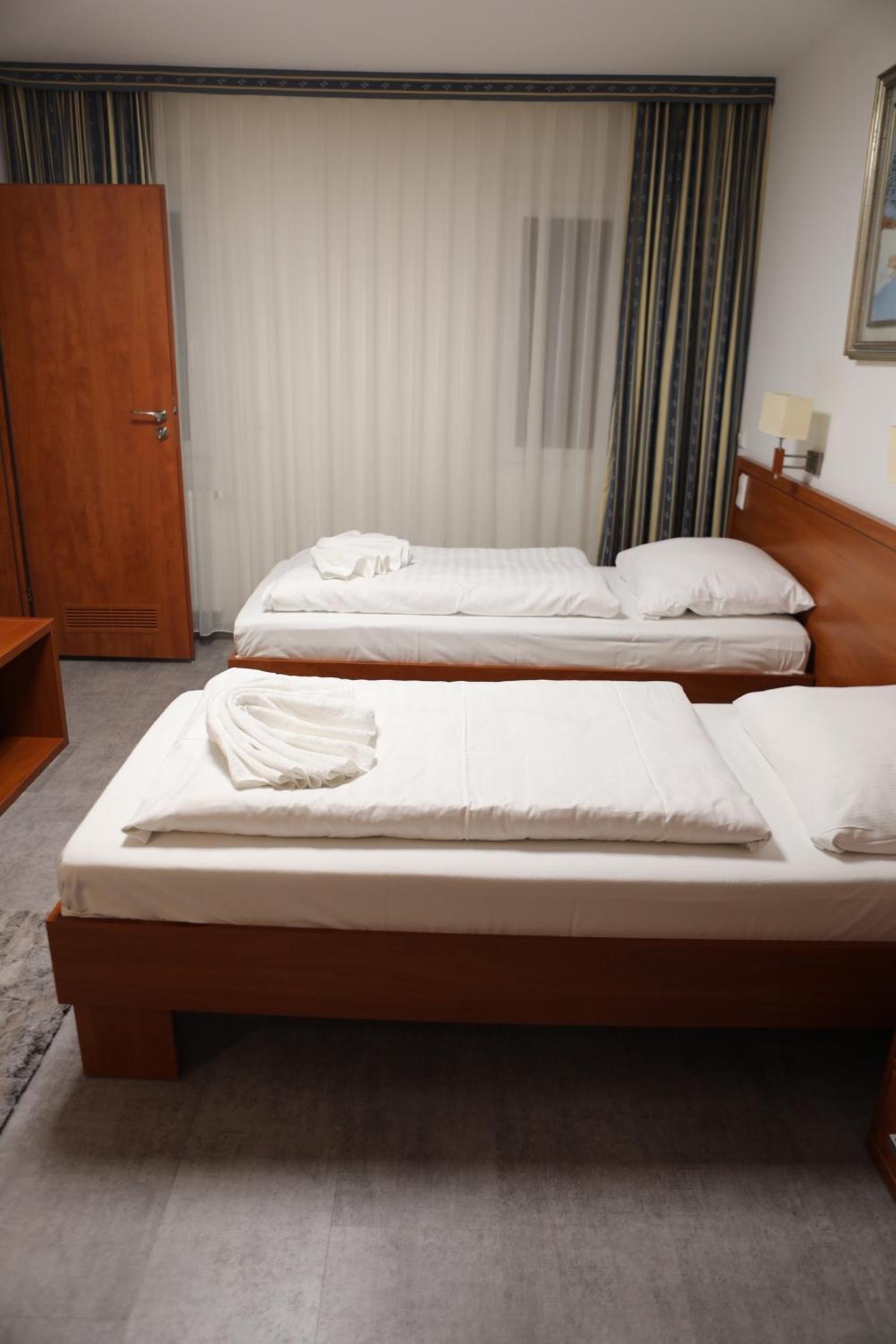 Twin Room - Photo 9