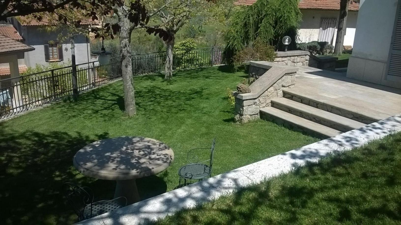 Apartment with Terrace - Photo 17