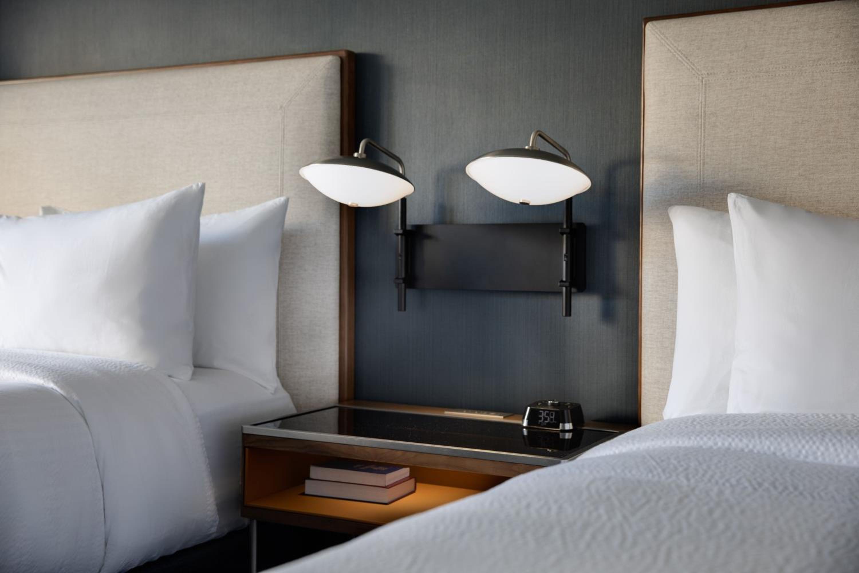Queen Room with Two Queen Beds - Photo 4