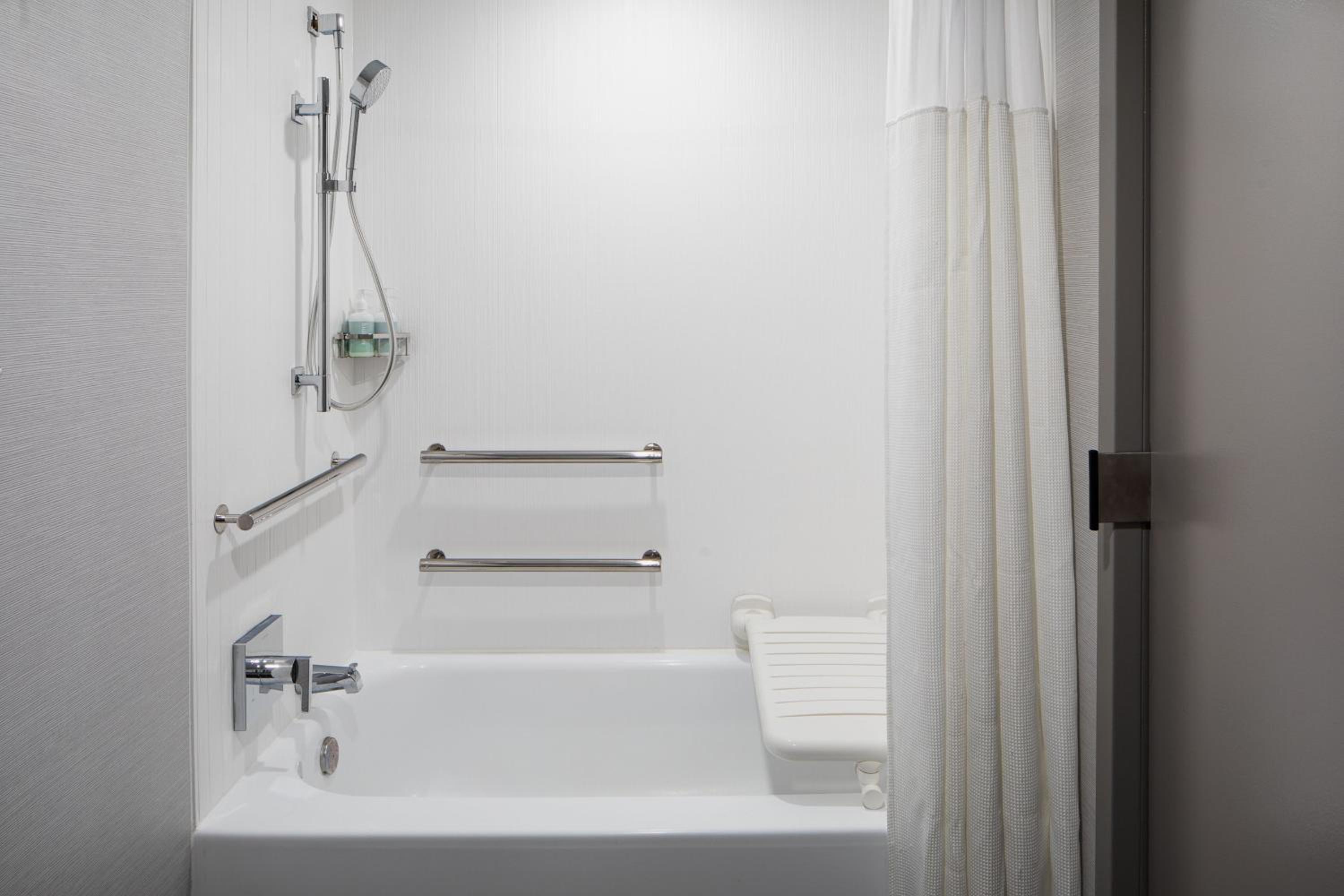 King Room with Sofa Bed and Adapted Tub - Mobility Accessible - Photo 9
