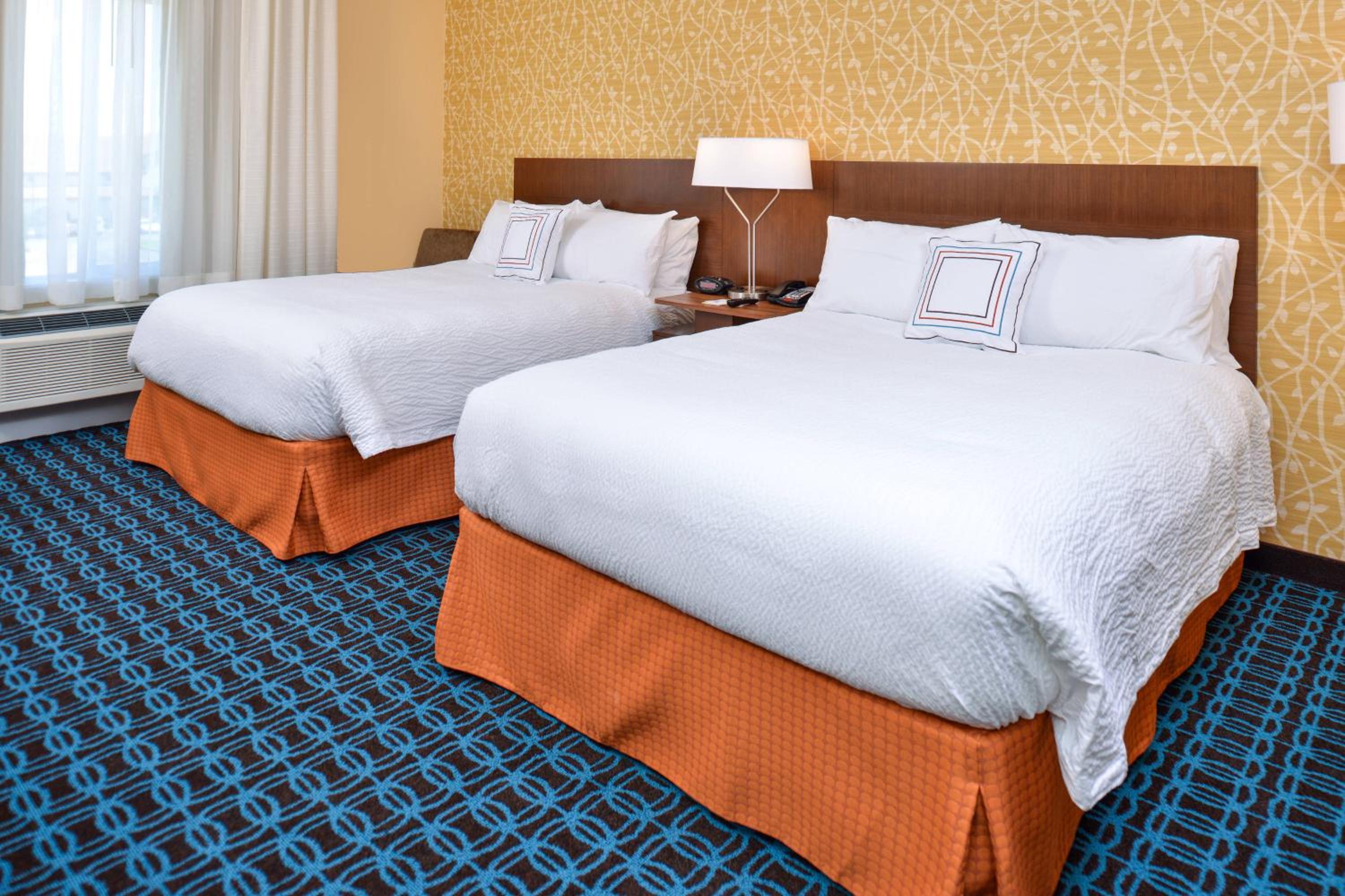 Guest Room with Two Queen Beds photo 1