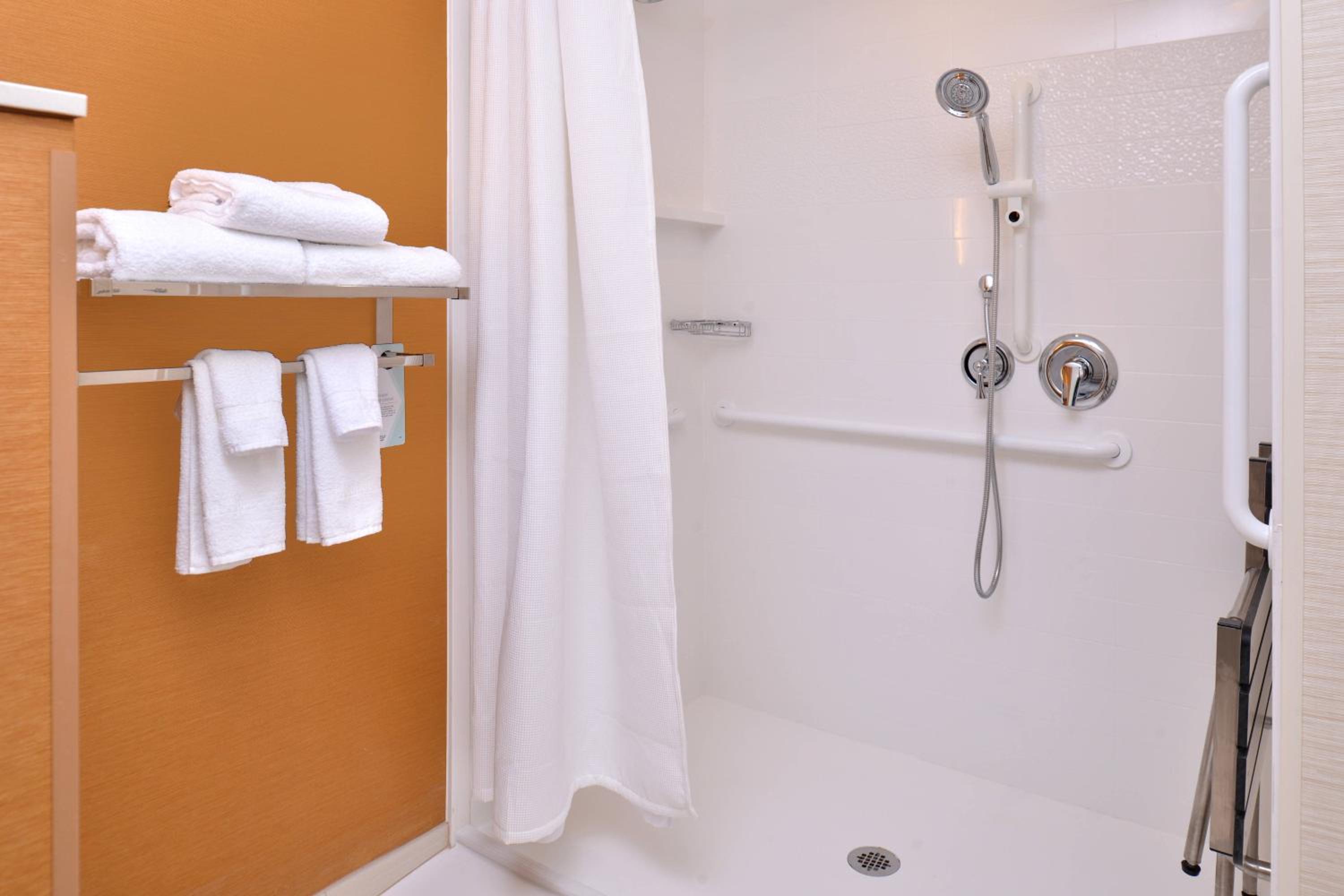 King Room - Hearing Accessible photo 3