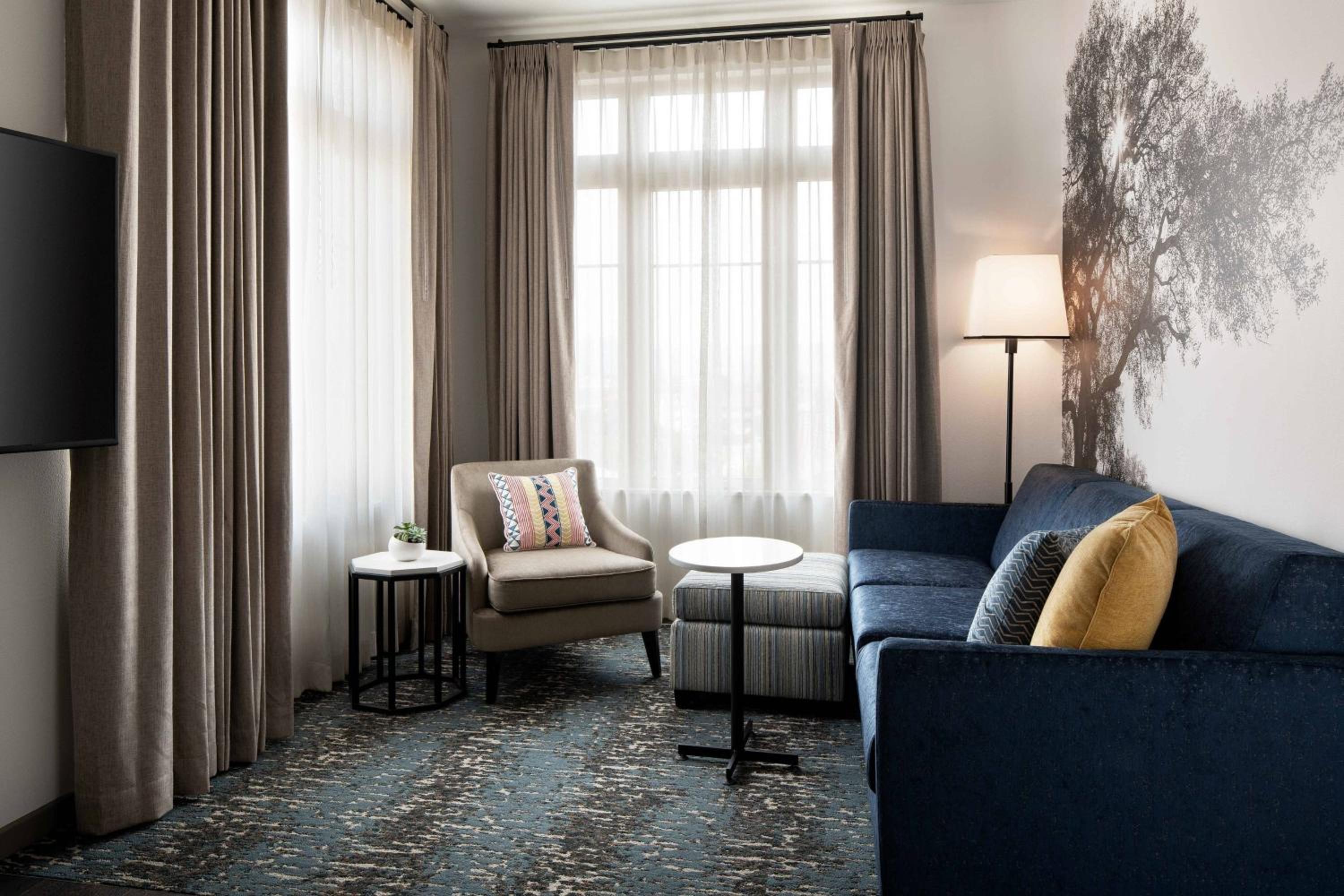 1 Bedroom Suite, 1 King, Sofa bed - Photo 1