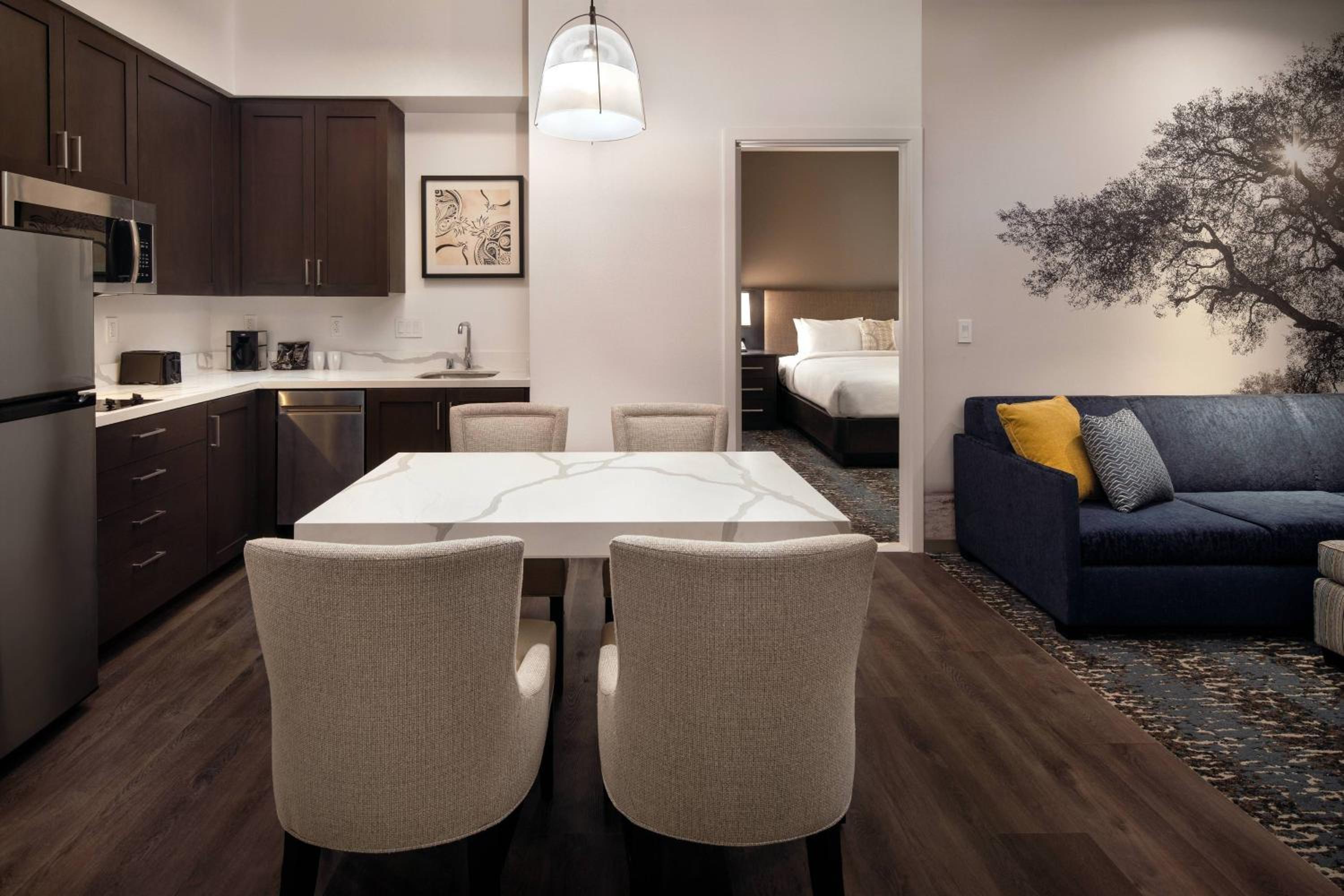 Two-Bedroom Suite with Adapted Tub - Mobility Accessible