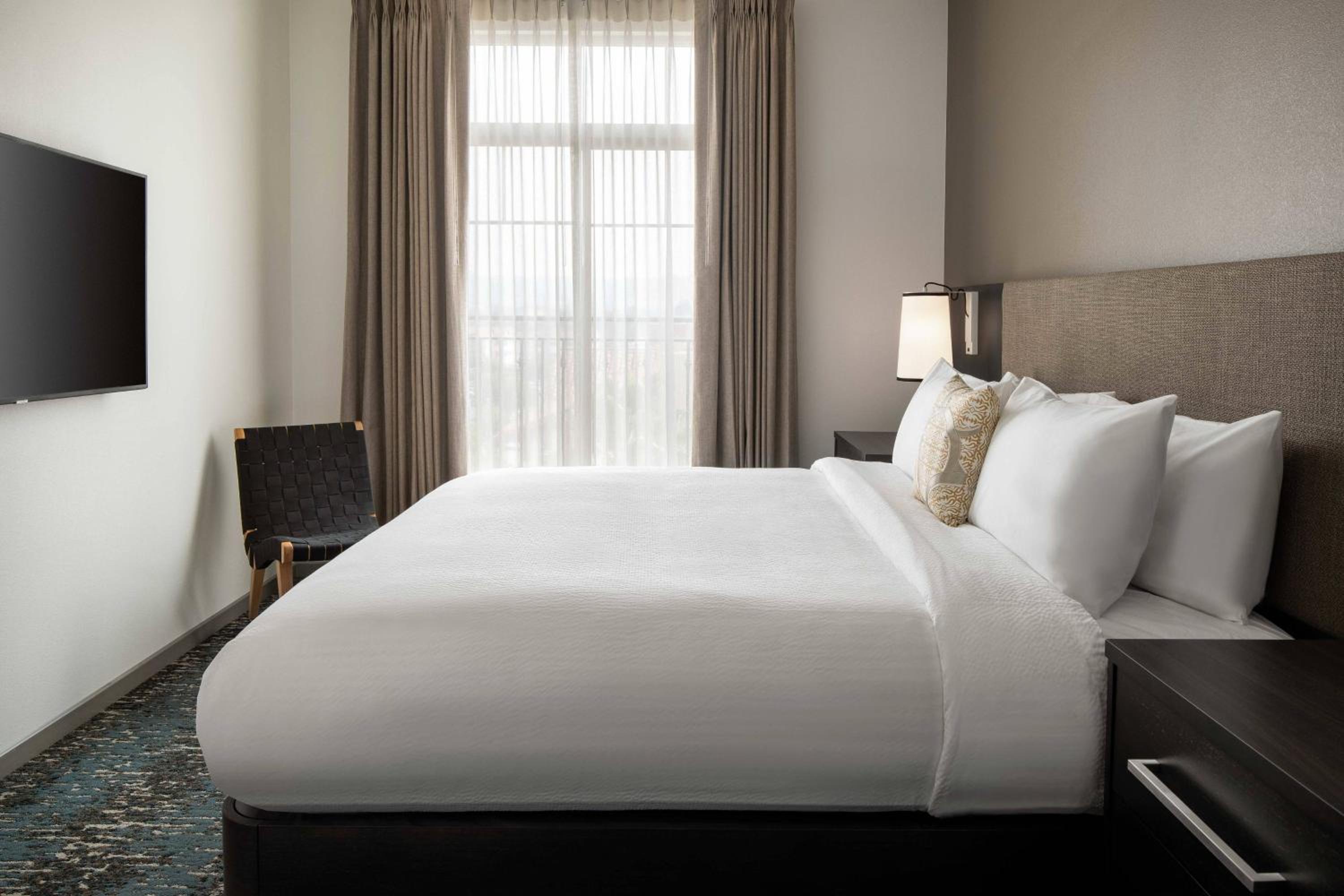 1 Bedroom Suite, 1 King, Sofa bed - Photo 4