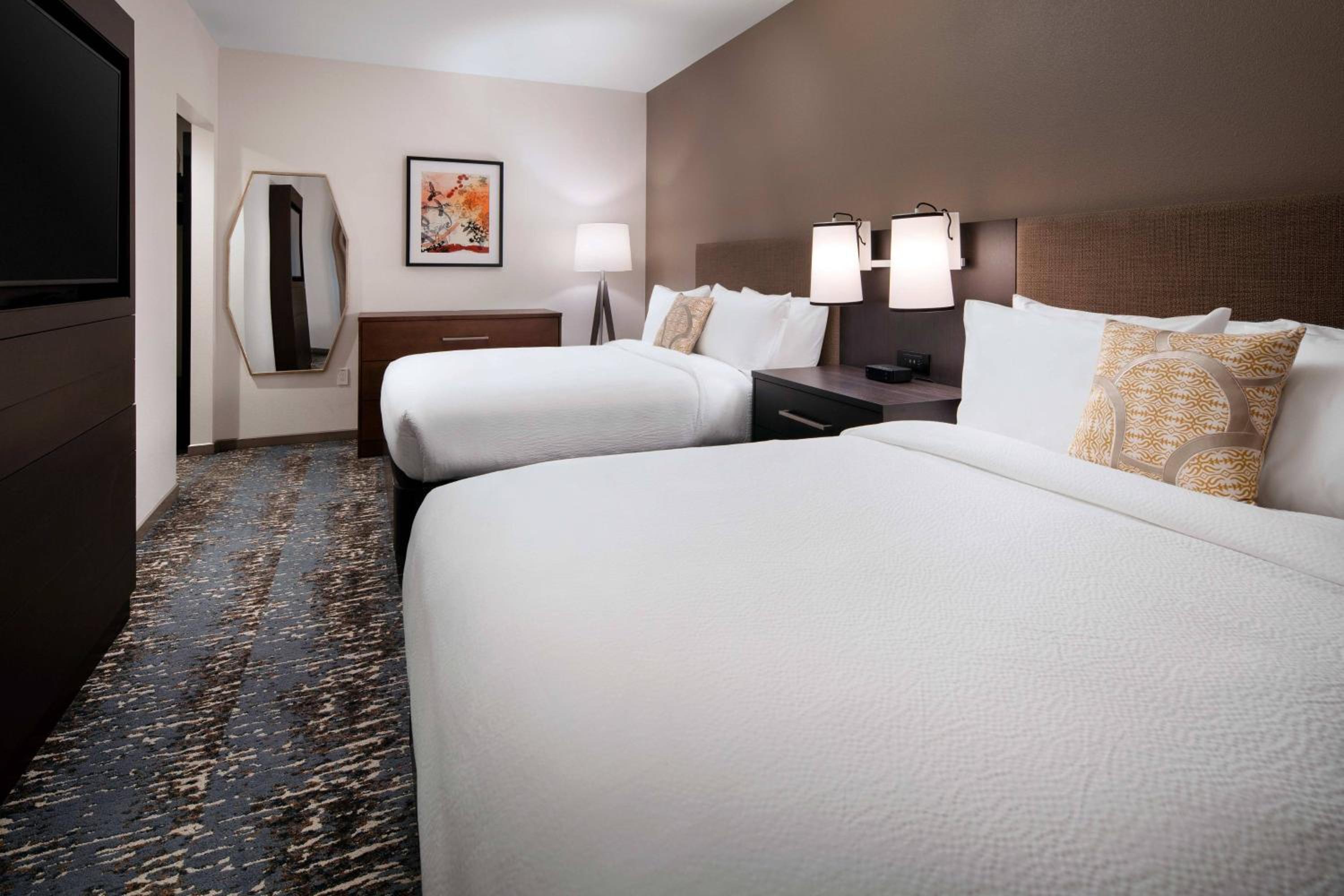 1 Bedroom Suite, 2 Queen, Sofa bed - Photo 2
