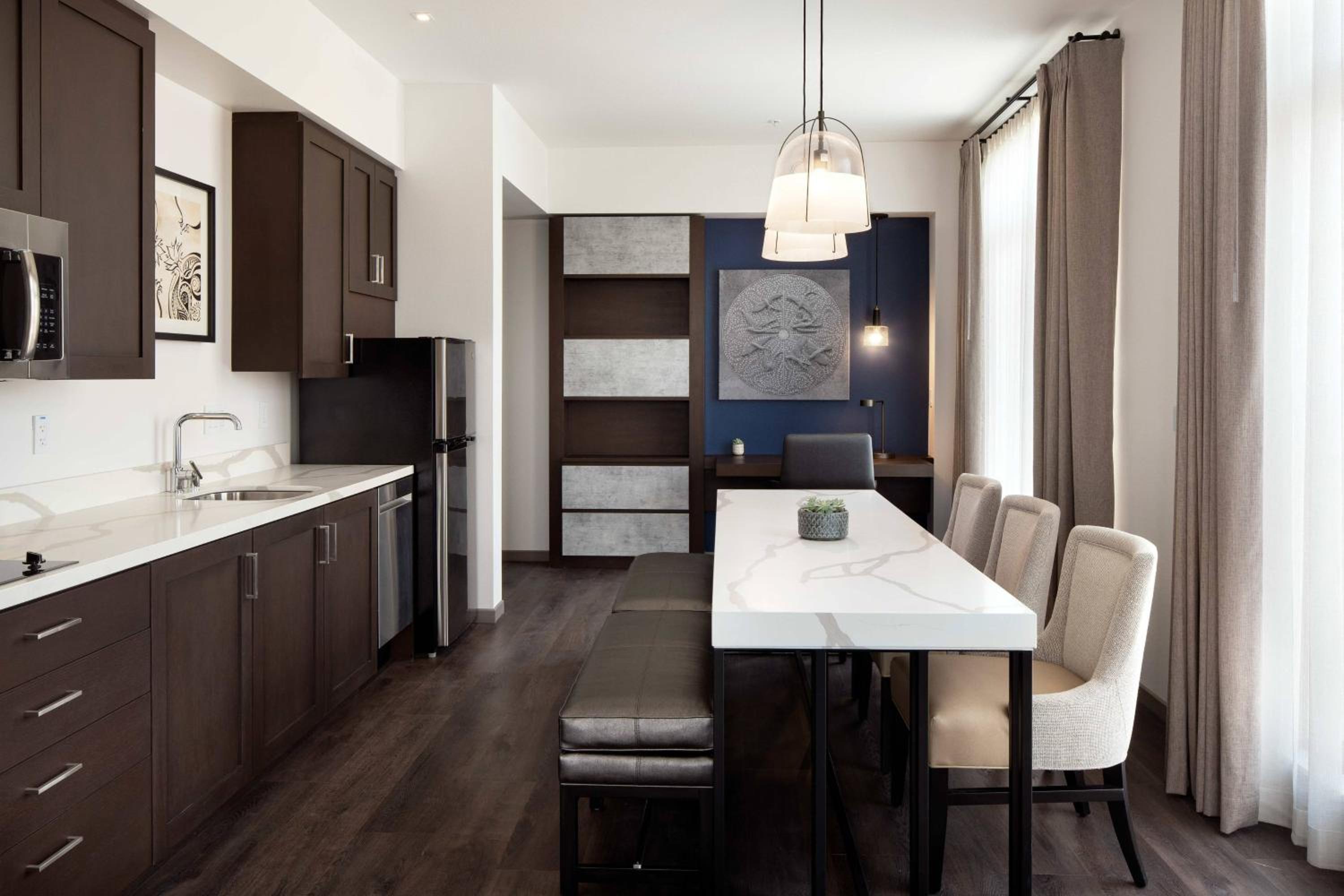 1 Bedroom Suite, 1 King, Sofa bed - Photo 2