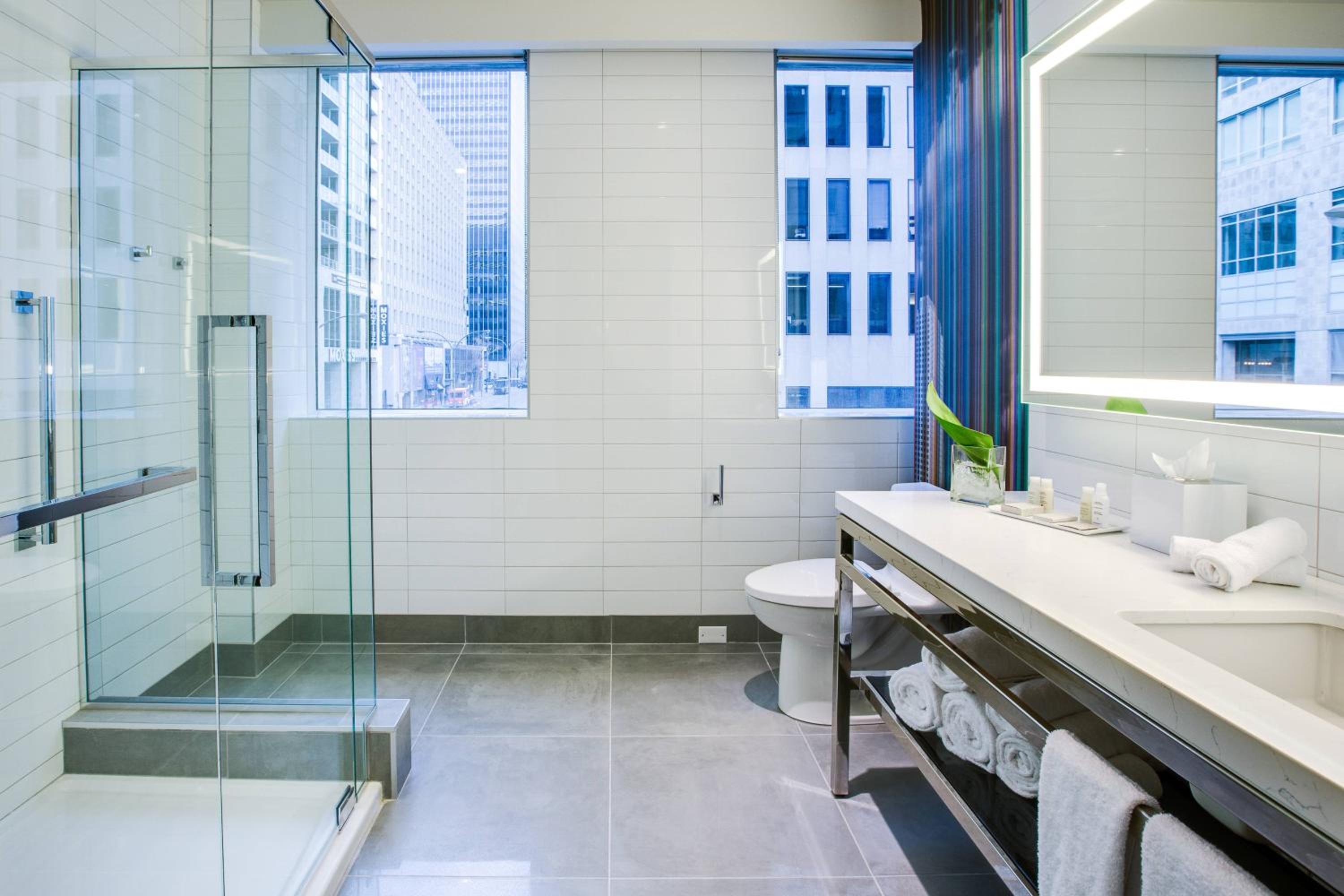 One-Bedroom King Suite with Sofa Bed and Whirlpool - City View