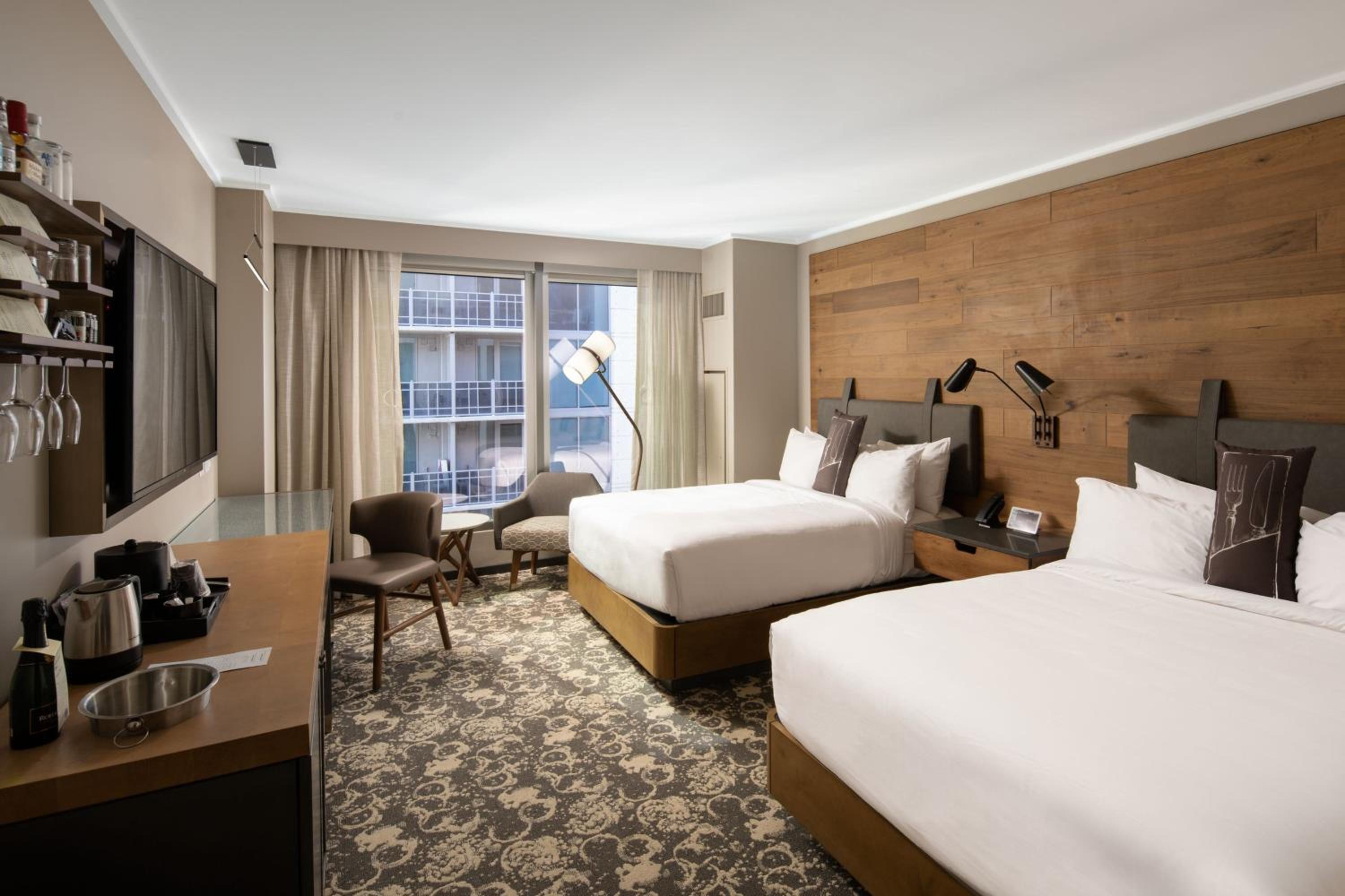 Queen Room with City View - Photo 4