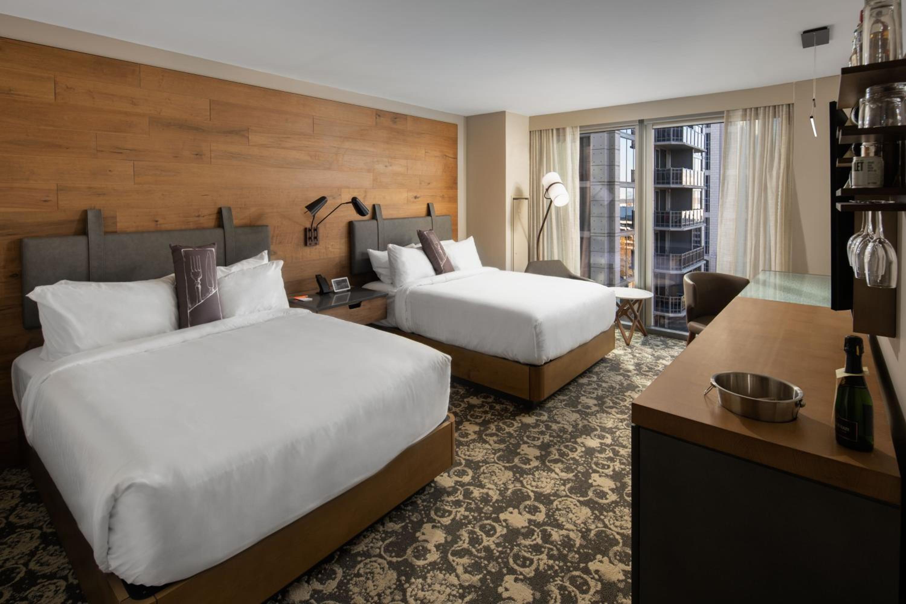 Queen Room with City View - Photo 5