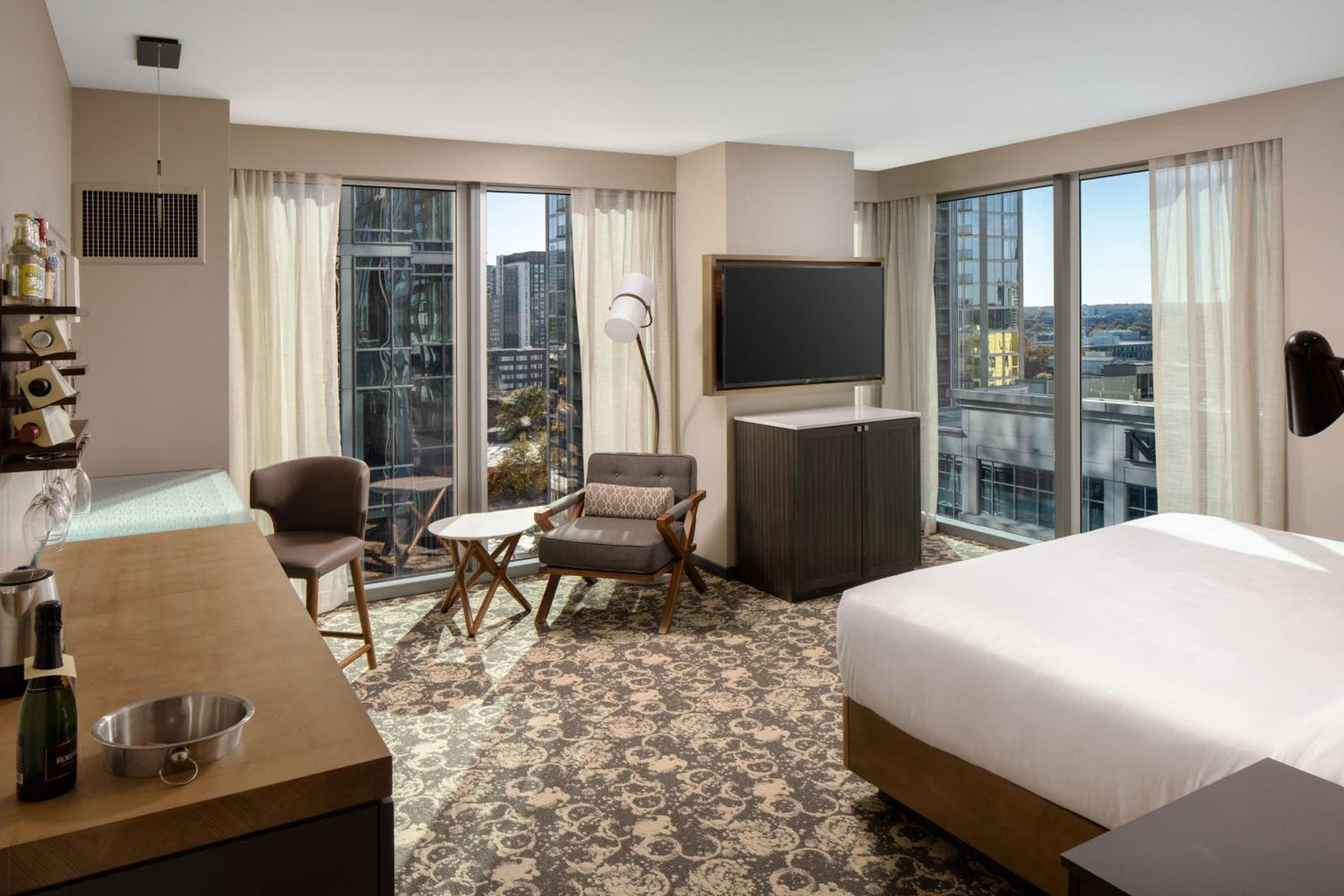Corner King Room with City View - Photo 1