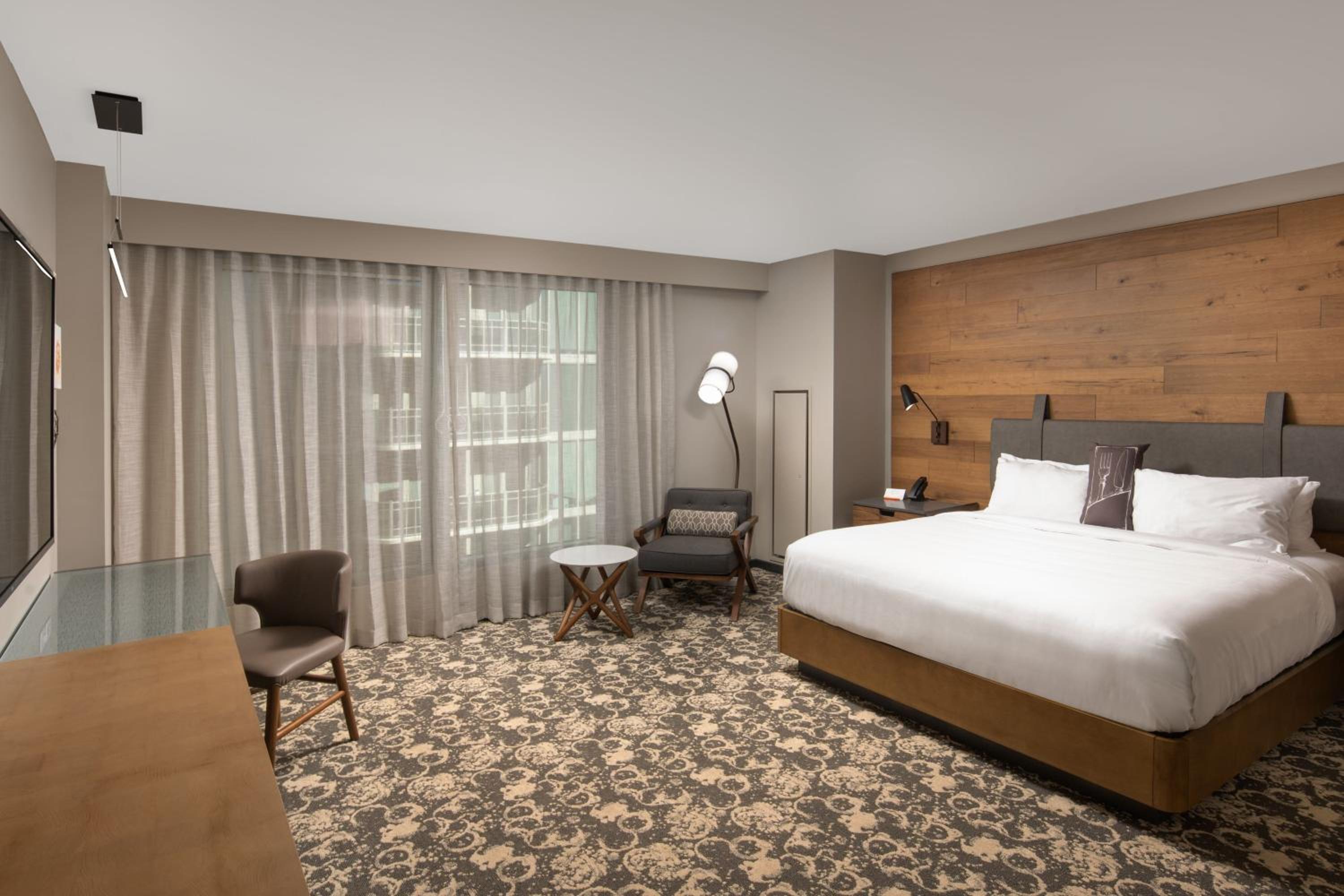 Deluxe Guest Room with 1 King, City view - Photo 5