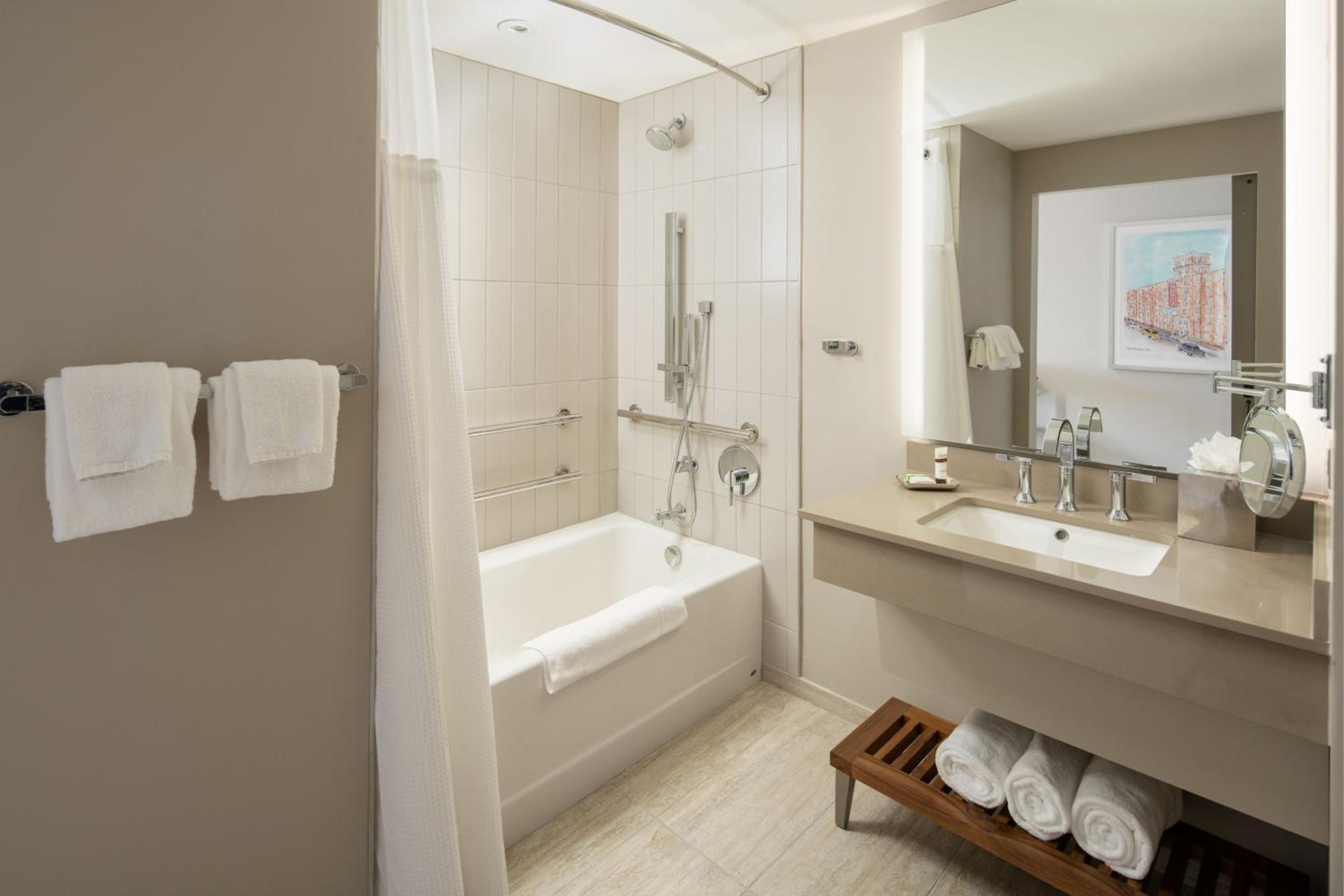 Queen Room with City View - Photo 8
