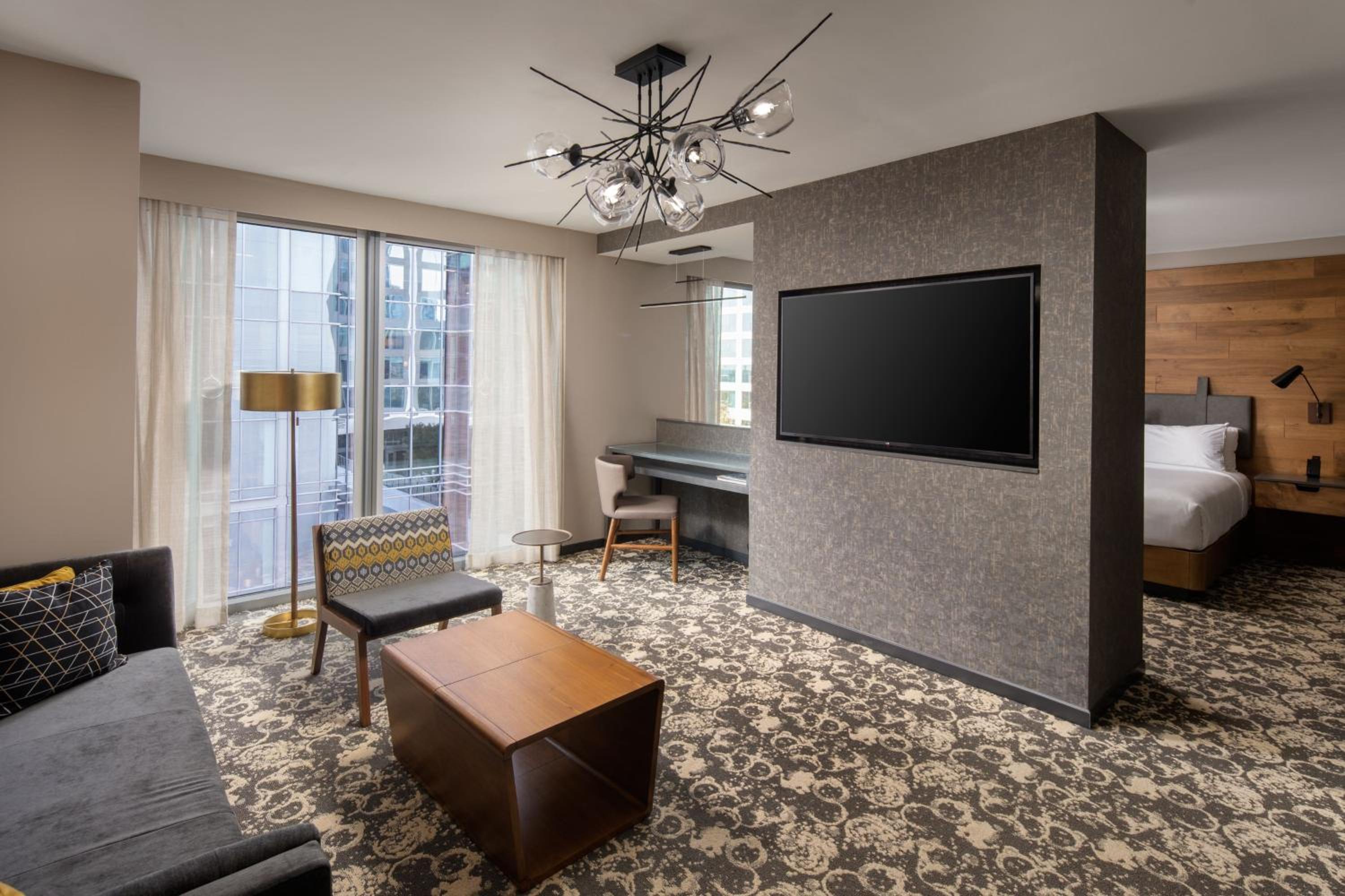 Junior Suite with 1 King, Courtyard view - Photo 1