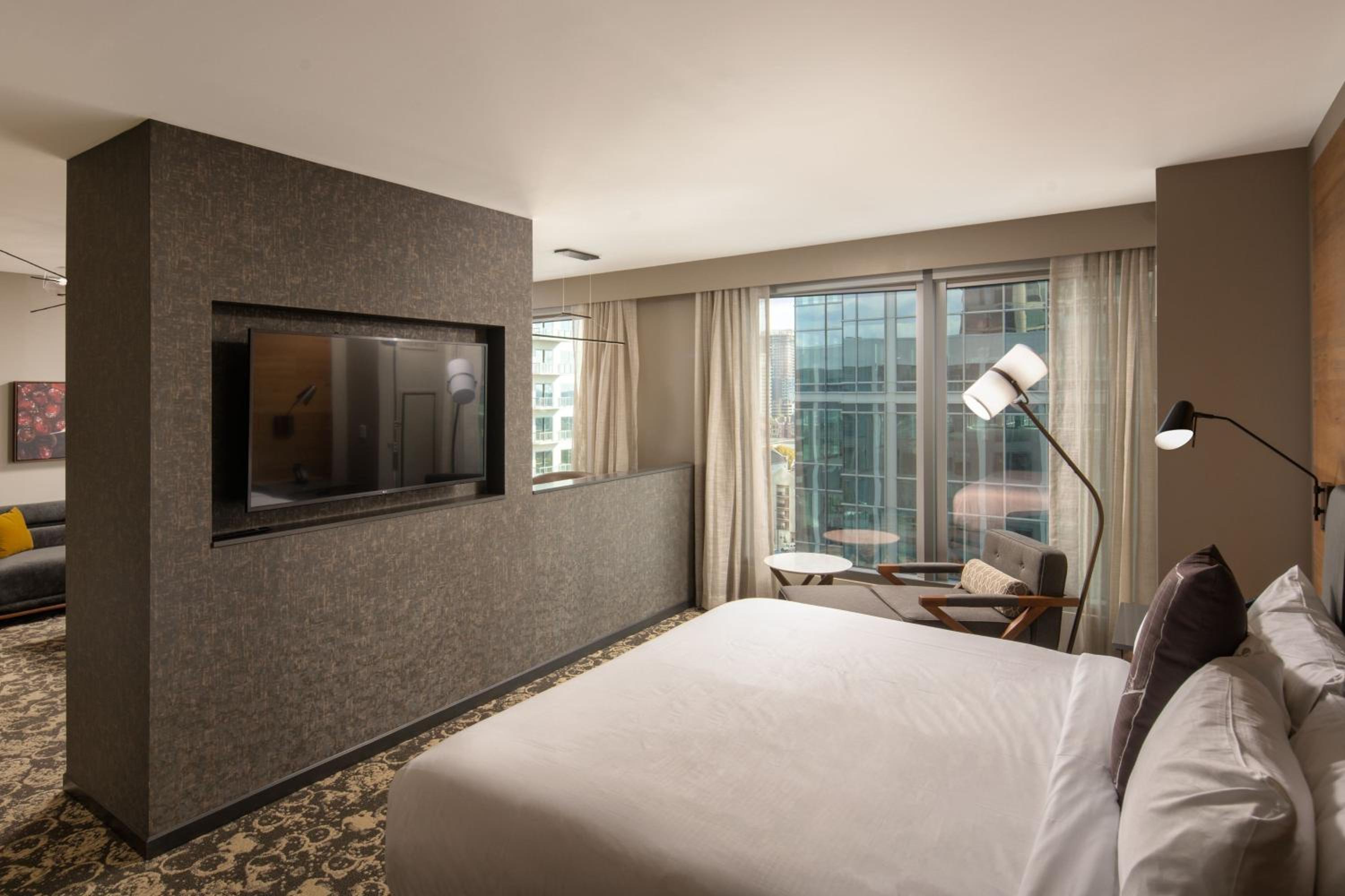 Junior Suite with 1 King, Courtyard view - Photo 3