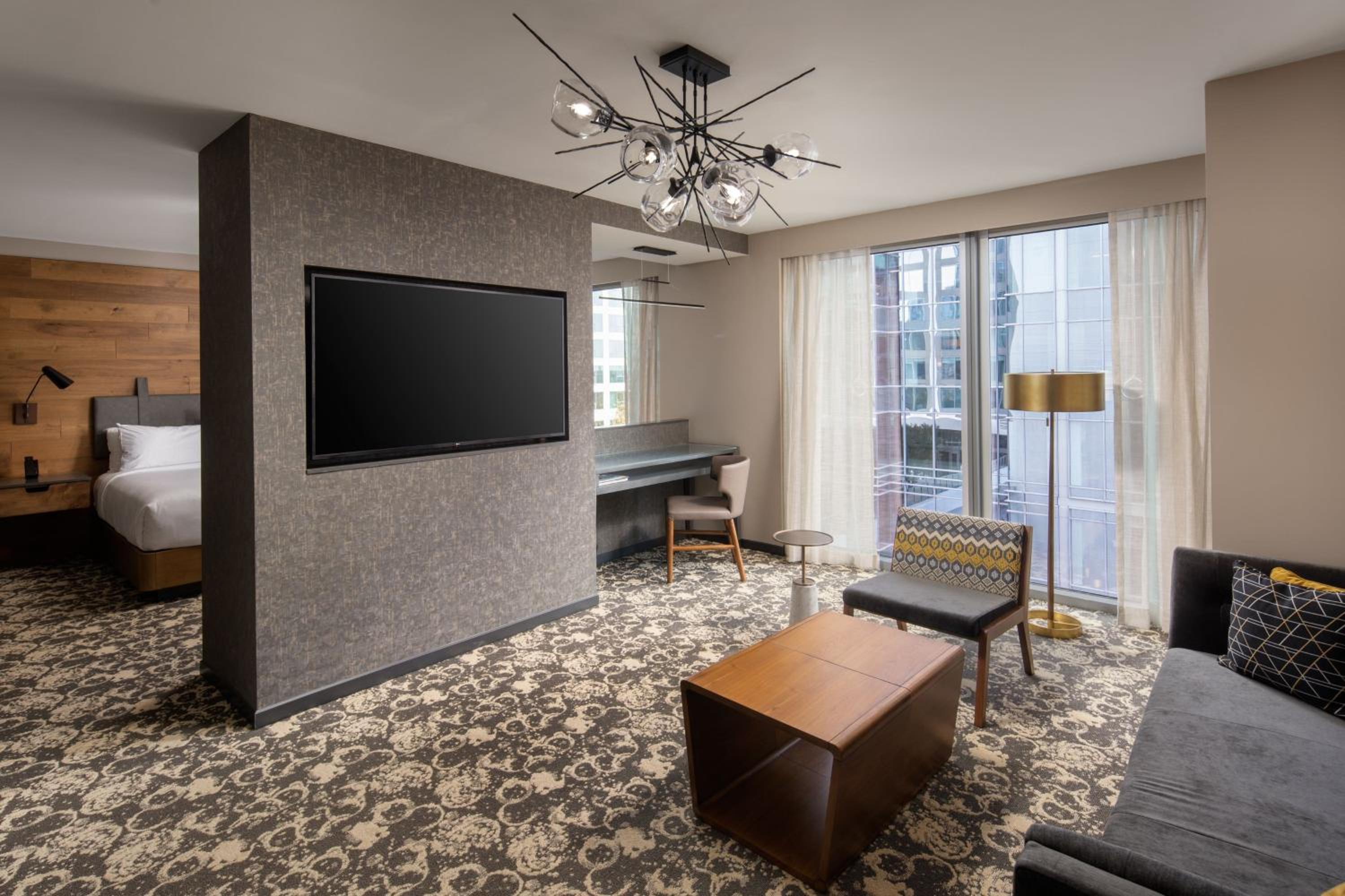 Junior Suite with 1 King, Courtyard view - Photo 2
