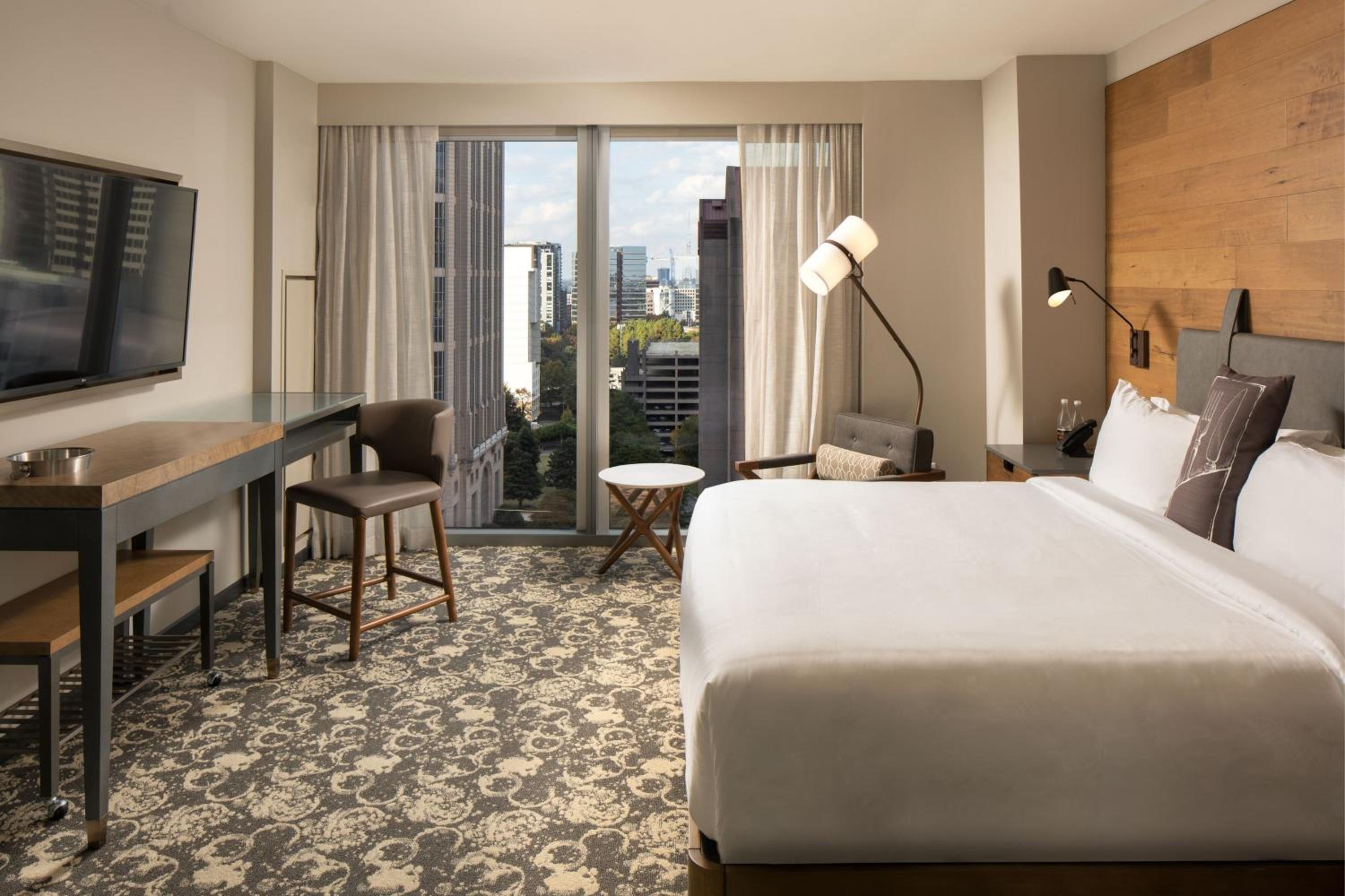 1 Bedroom Suite with 1 King, City view - Photo 3