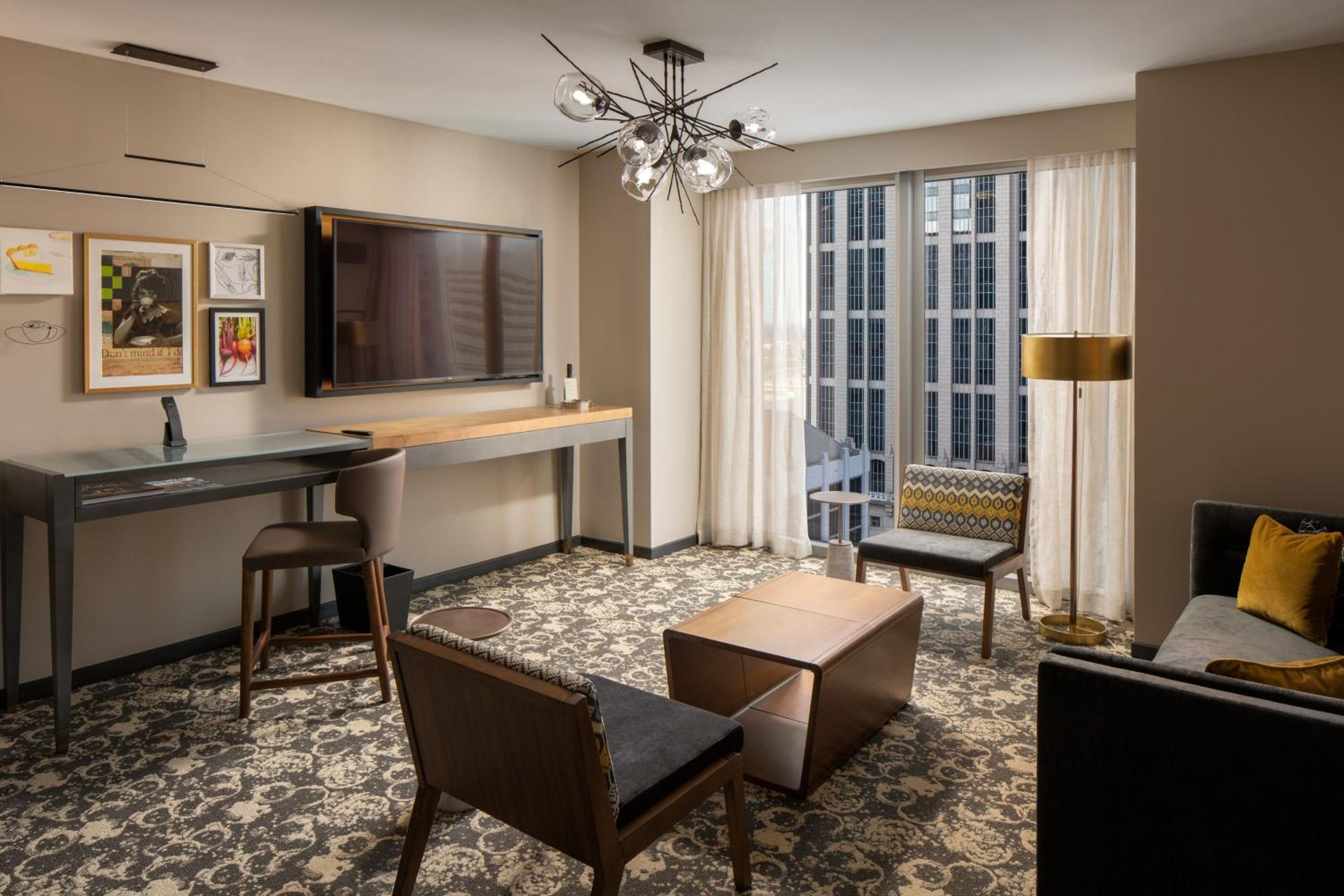 1 Bedroom Suite with 1 King, City view - Photo 1
