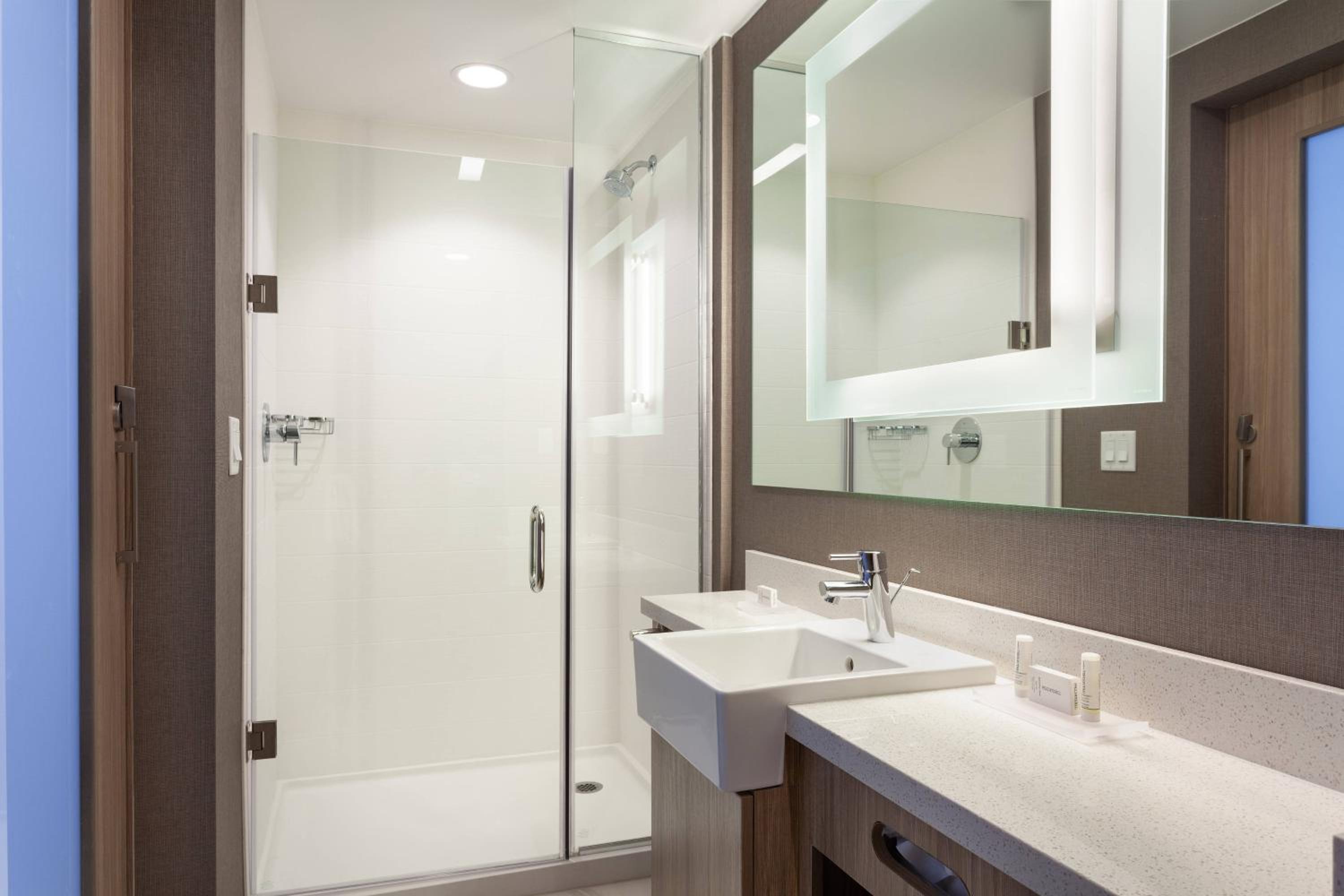 Suite, 1 King Bed, Non Smoking, Corner (Mobility Accessible, Tub)