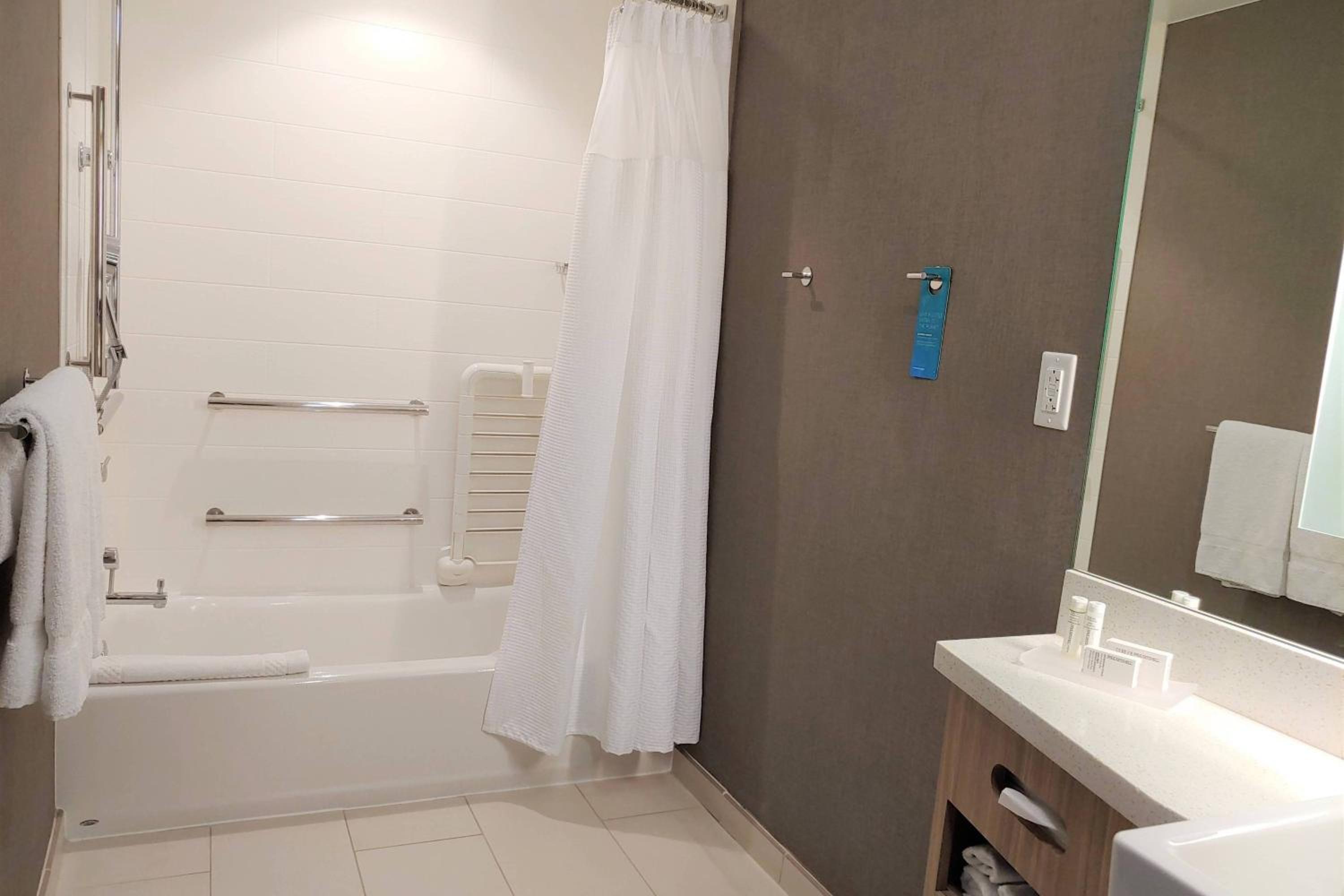 Suite, 1 King Bed, Non Smoking, Corner (Mobility Accessible, Tub)