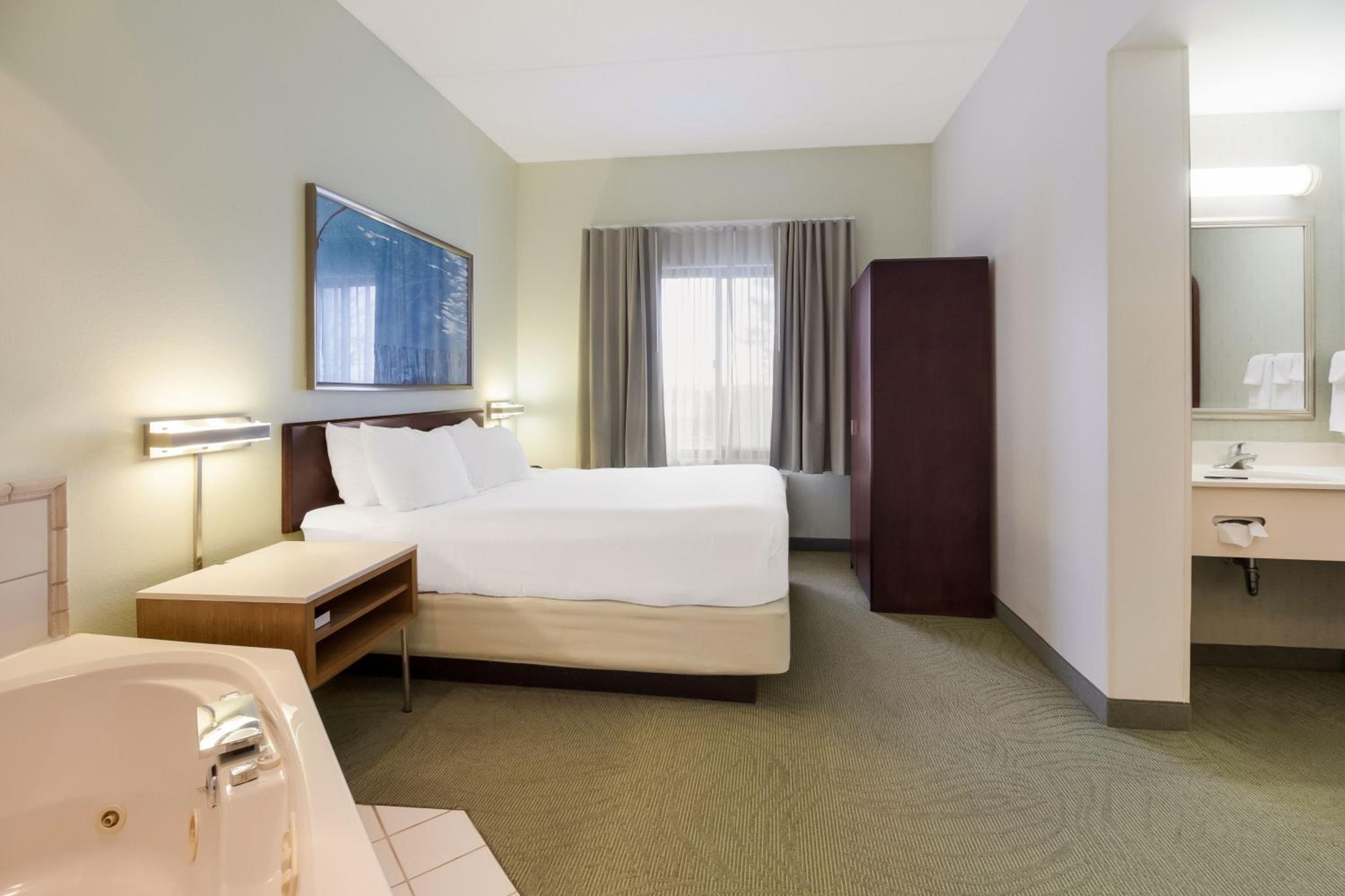 King Suite with Sofa Bed and Whirlpool - Photo 3