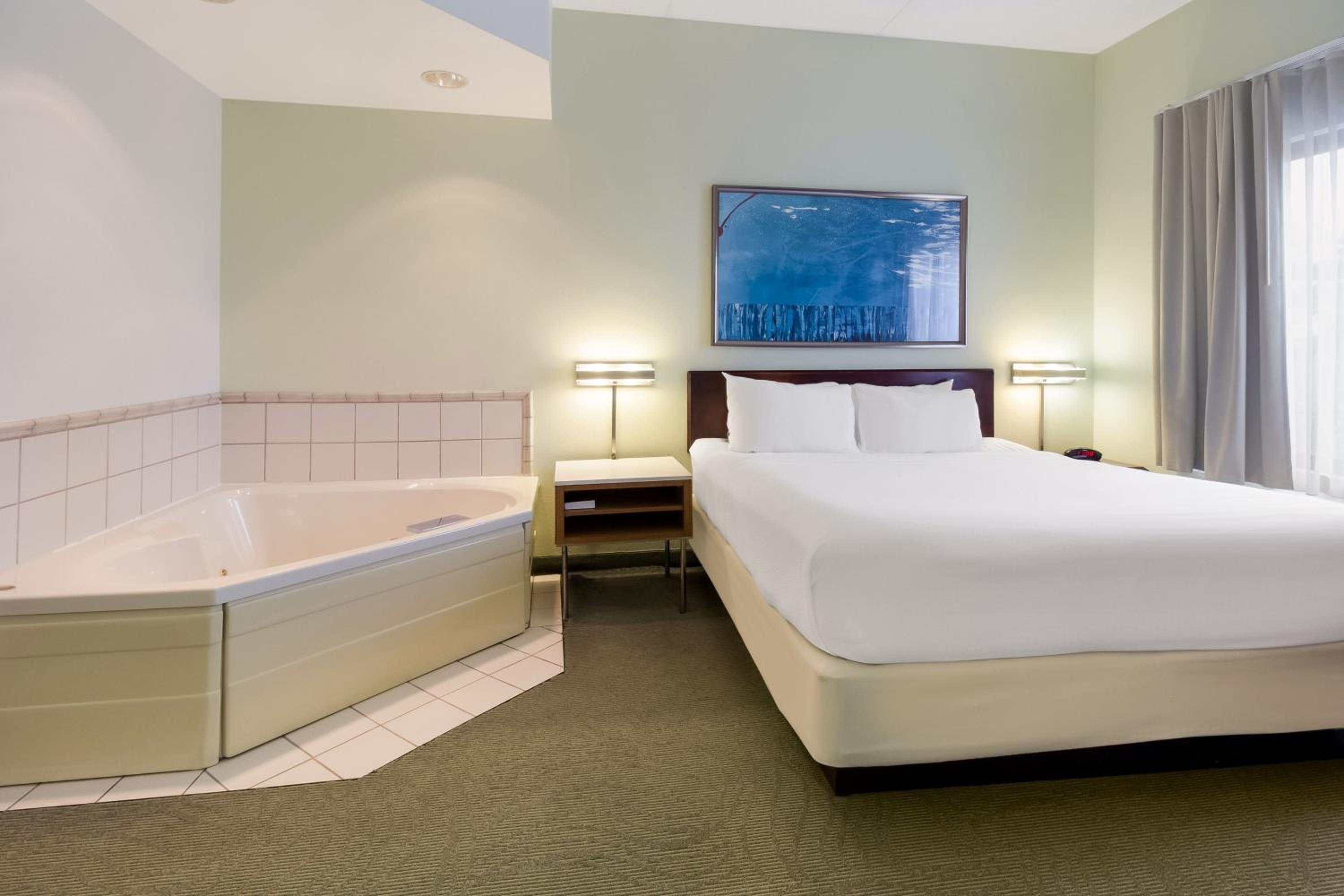 King Suite with Sofa Bed and Whirlpool - Photo 5