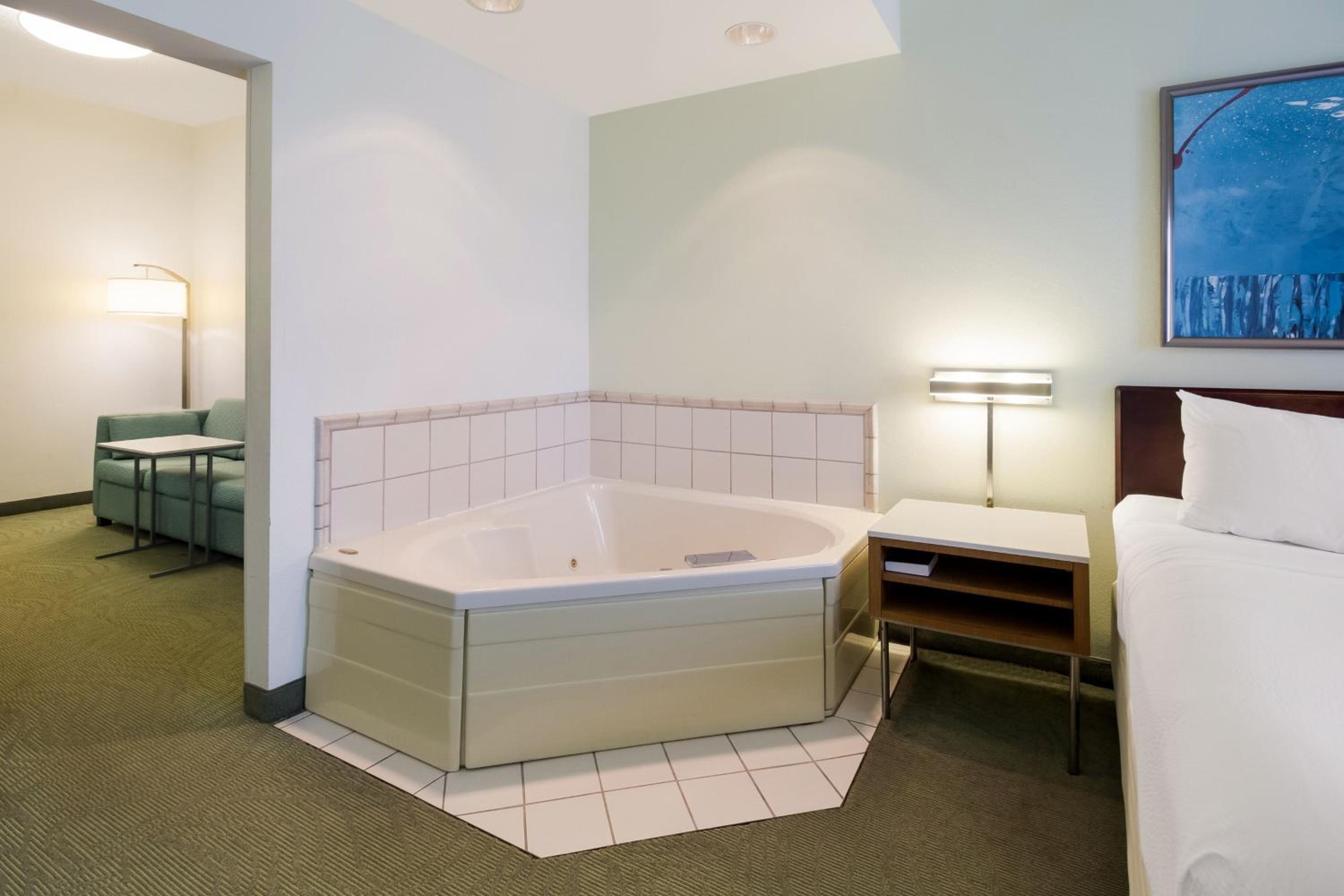 King Suite with Sofa Bed and Whirlpool - Photo 4
