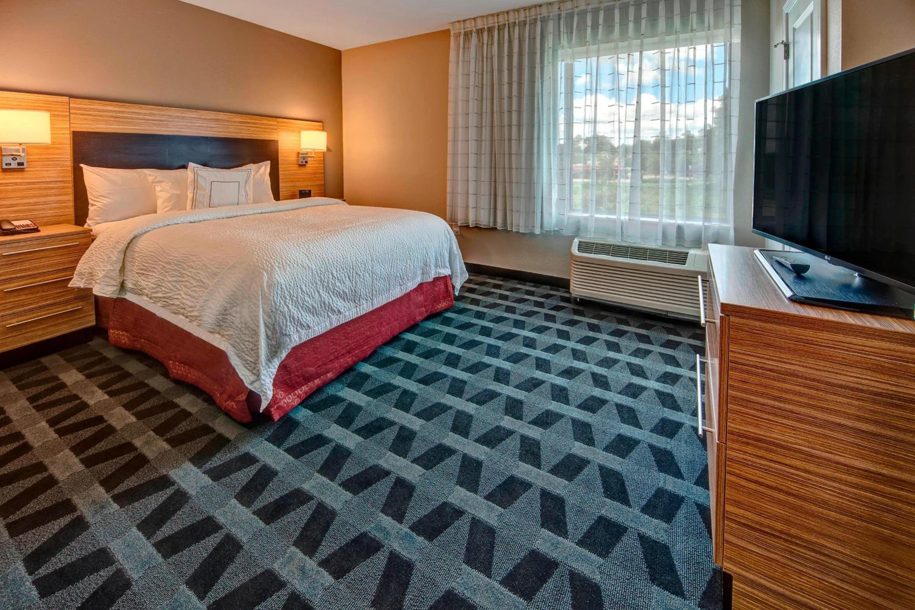 One-Bedroom Queen Suite
