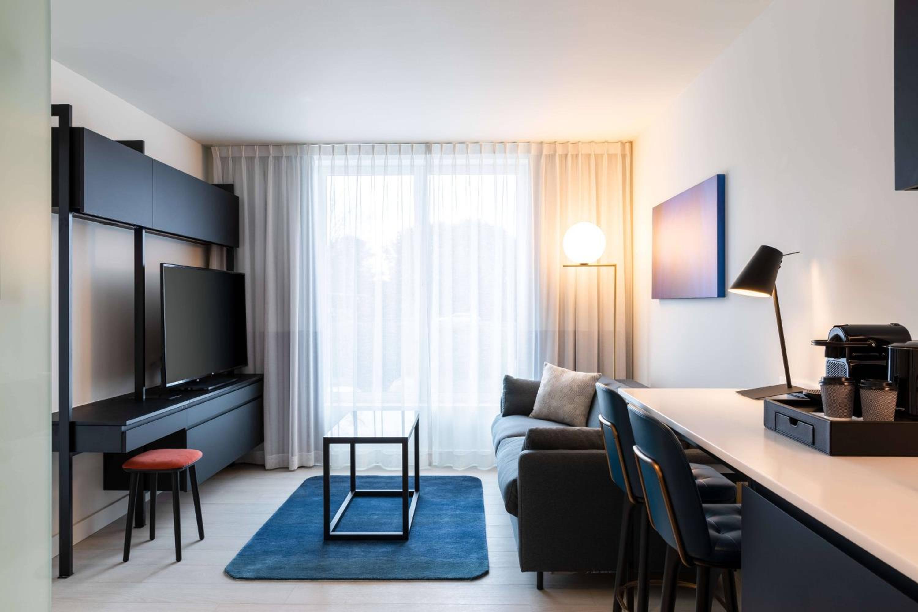 1 Bedroom Premium Suite - Photo 3