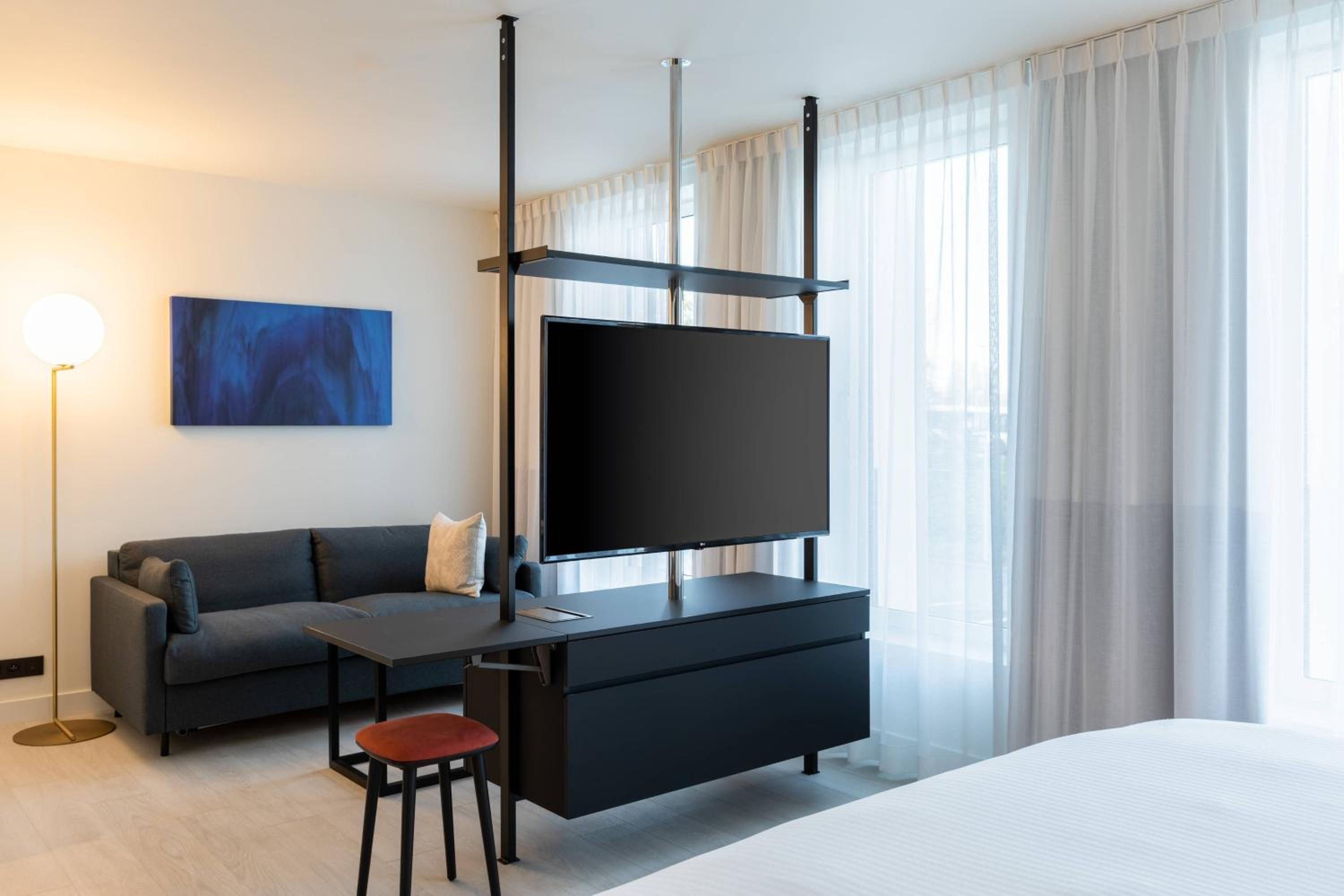 Deluxe Suite, 1 King with Sofa Bed - Photo 6