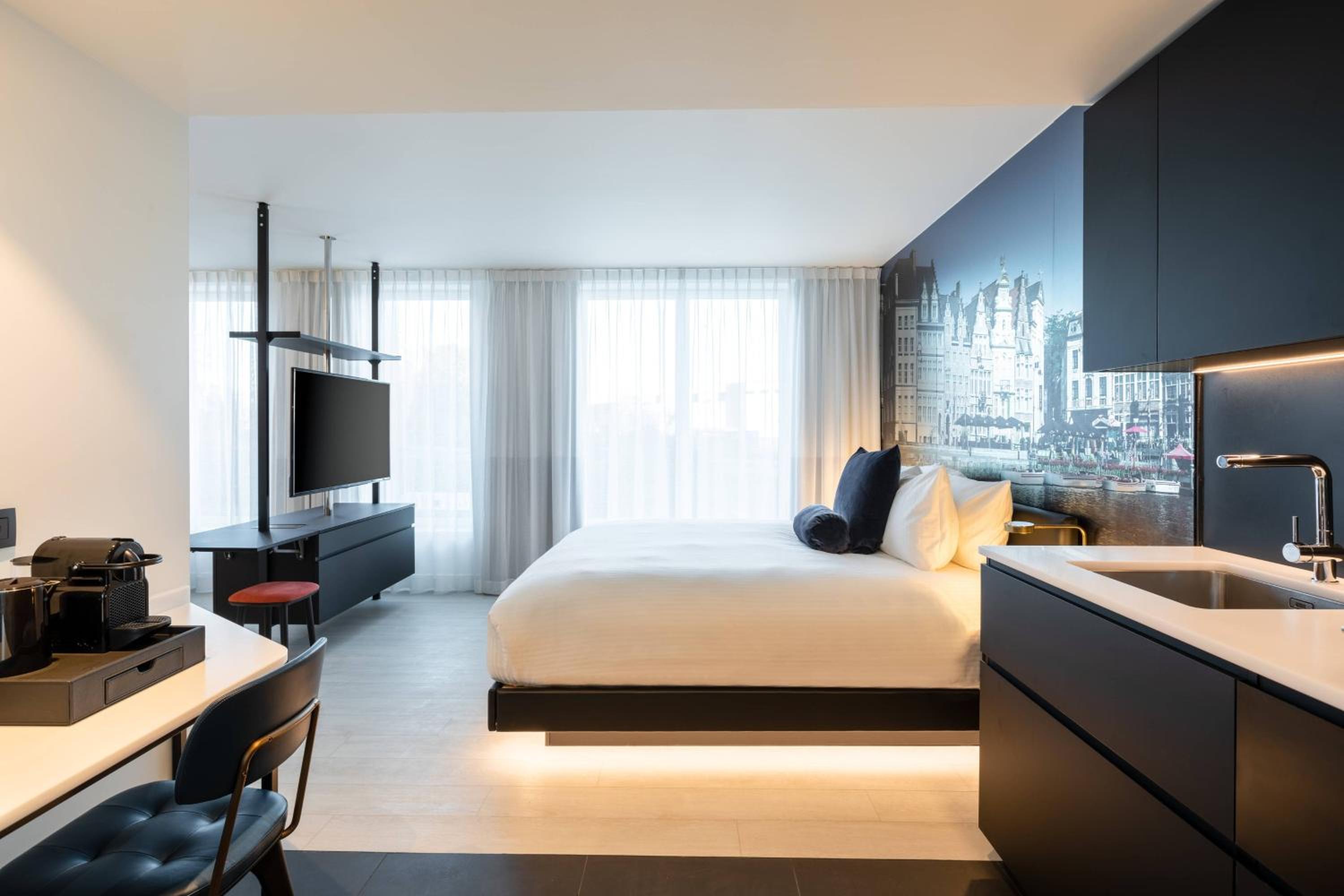 Deluxe Suite, 1 King with Sofa Bed - Photo 1