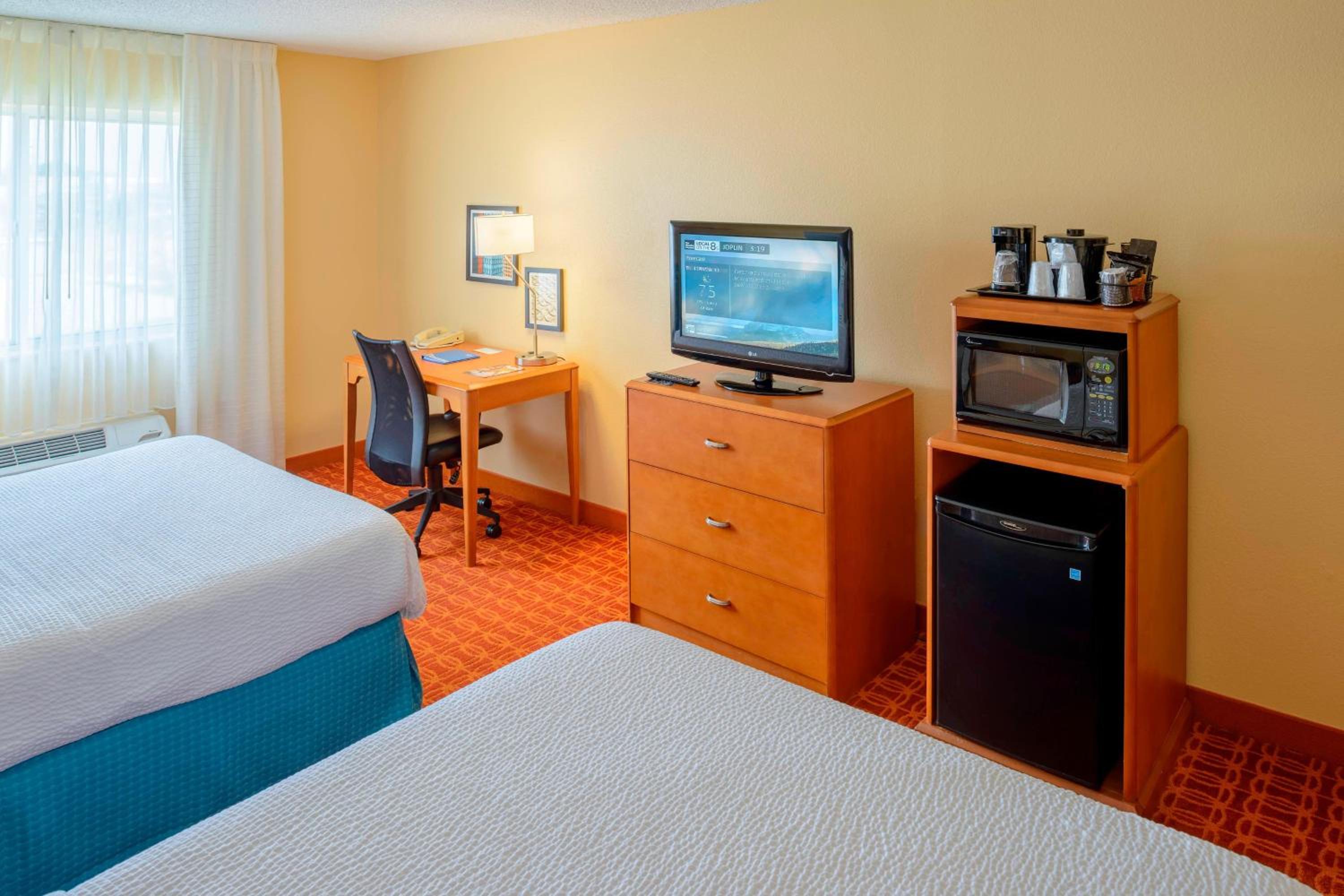 Queen Room with Two Queen Beds - Photo 2
