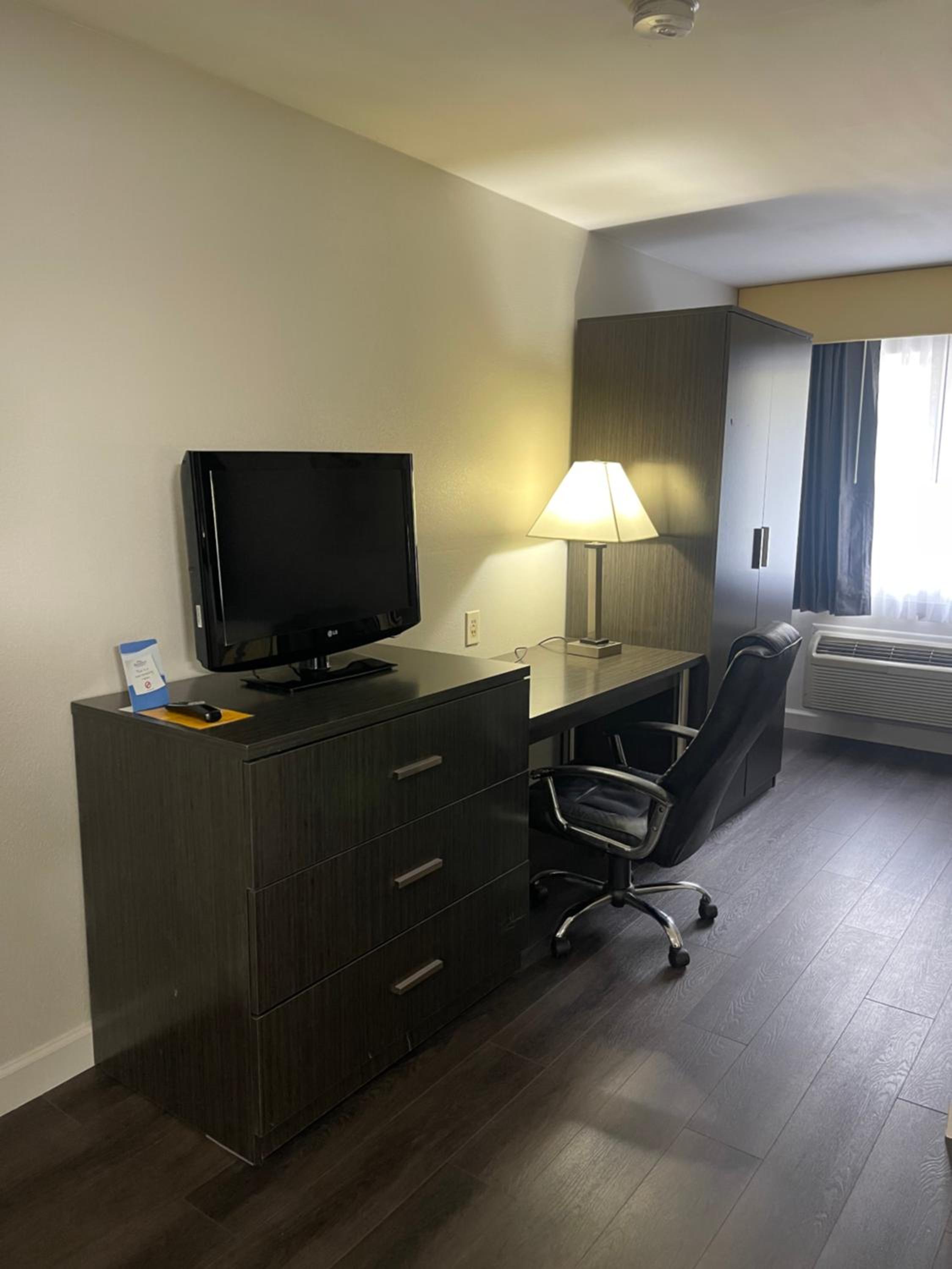 Business Queen Room - Non-Smoking photo 3