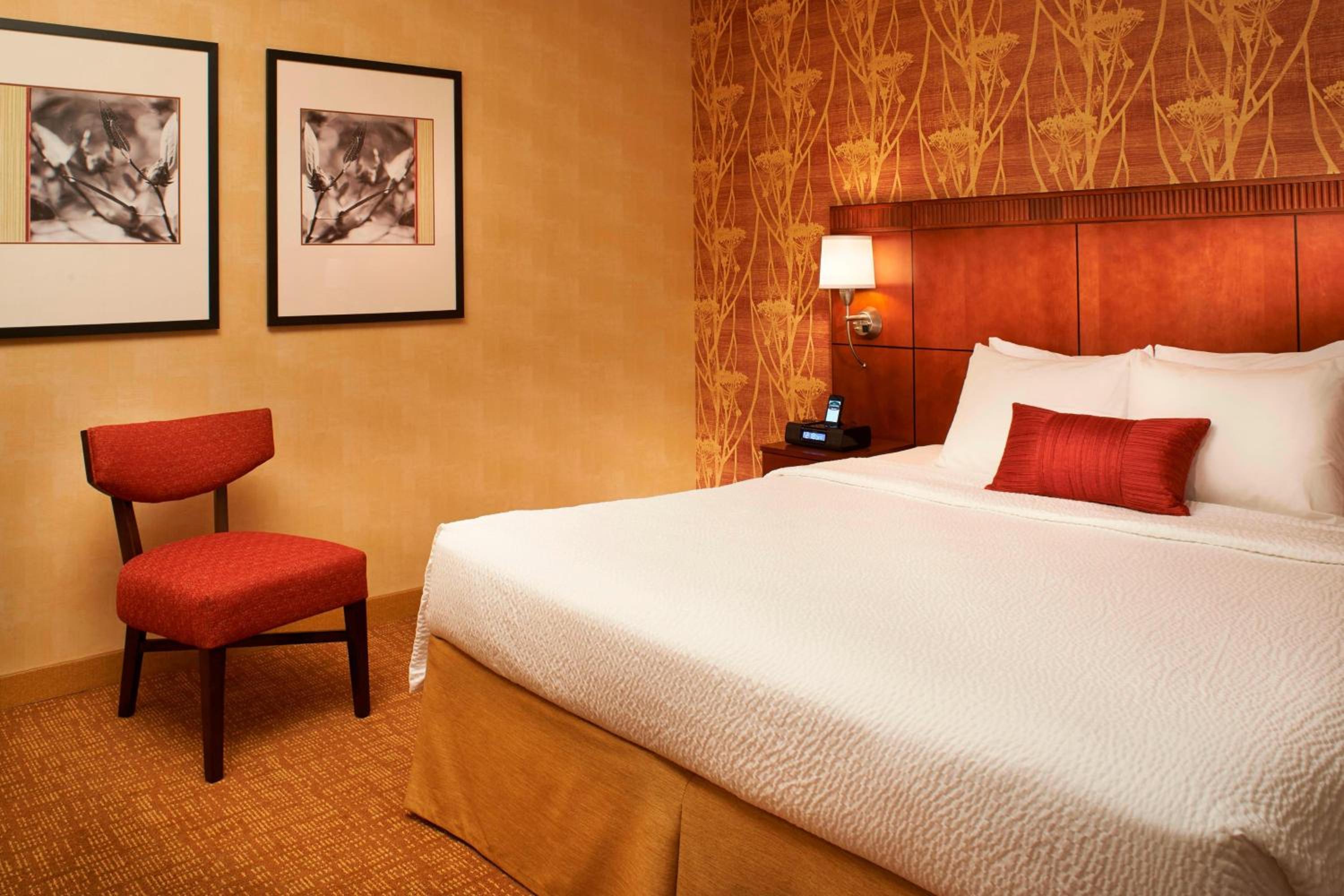 King Room with Sofa Bed - Photo 1