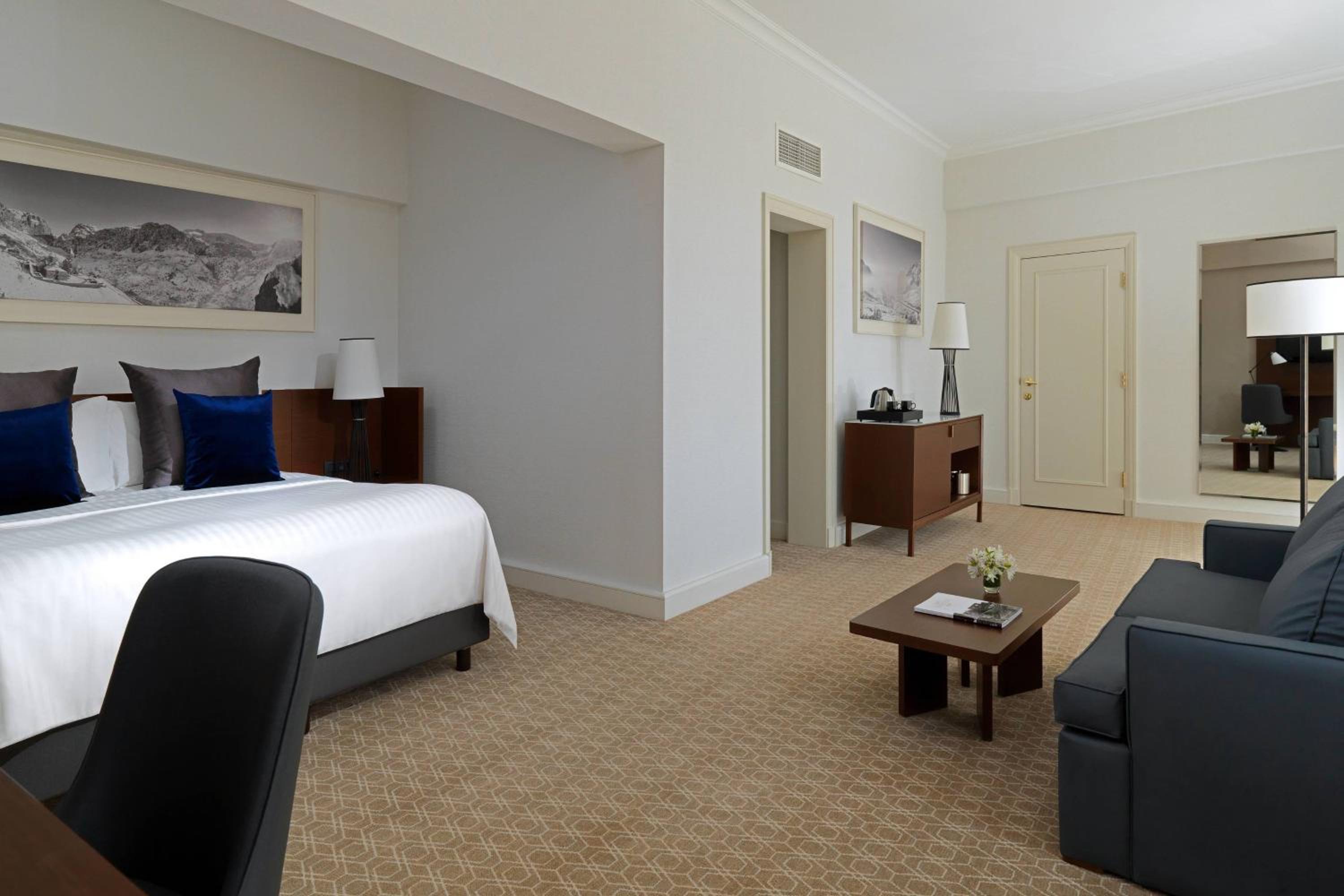 Executive Balcony Suite with Republic Square view, Executive lounge access, 1 King