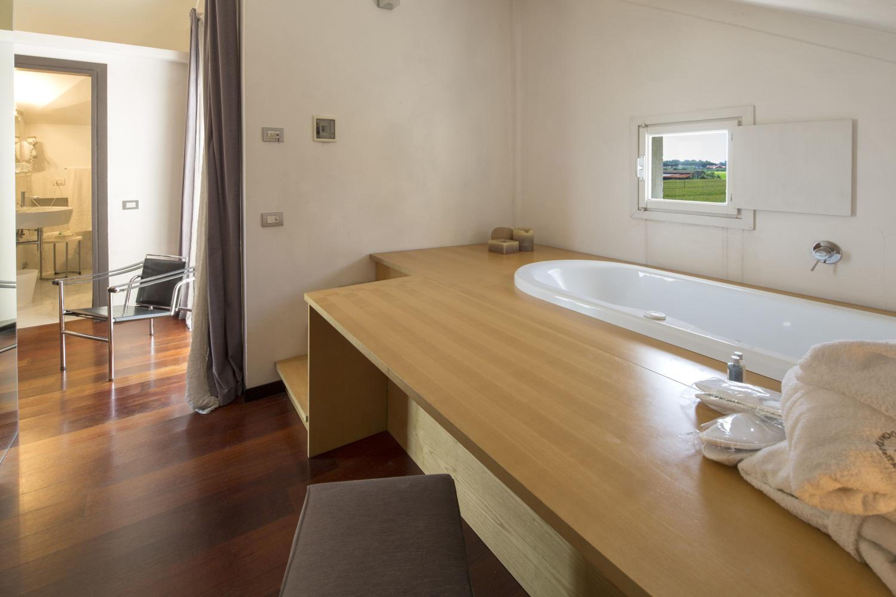 Suite - Photo 9