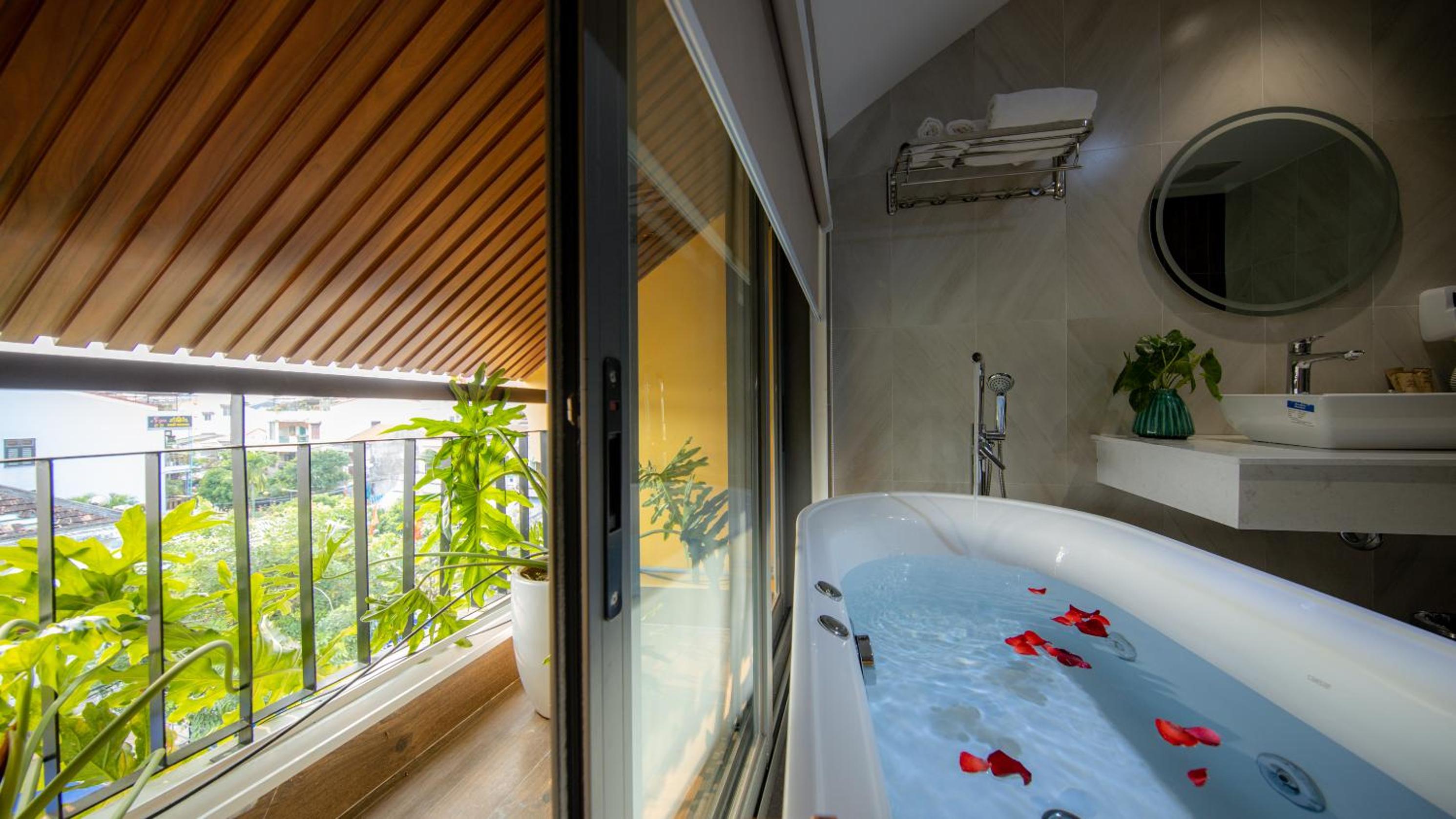 Deluxe Double Room with Bath - Photo 7