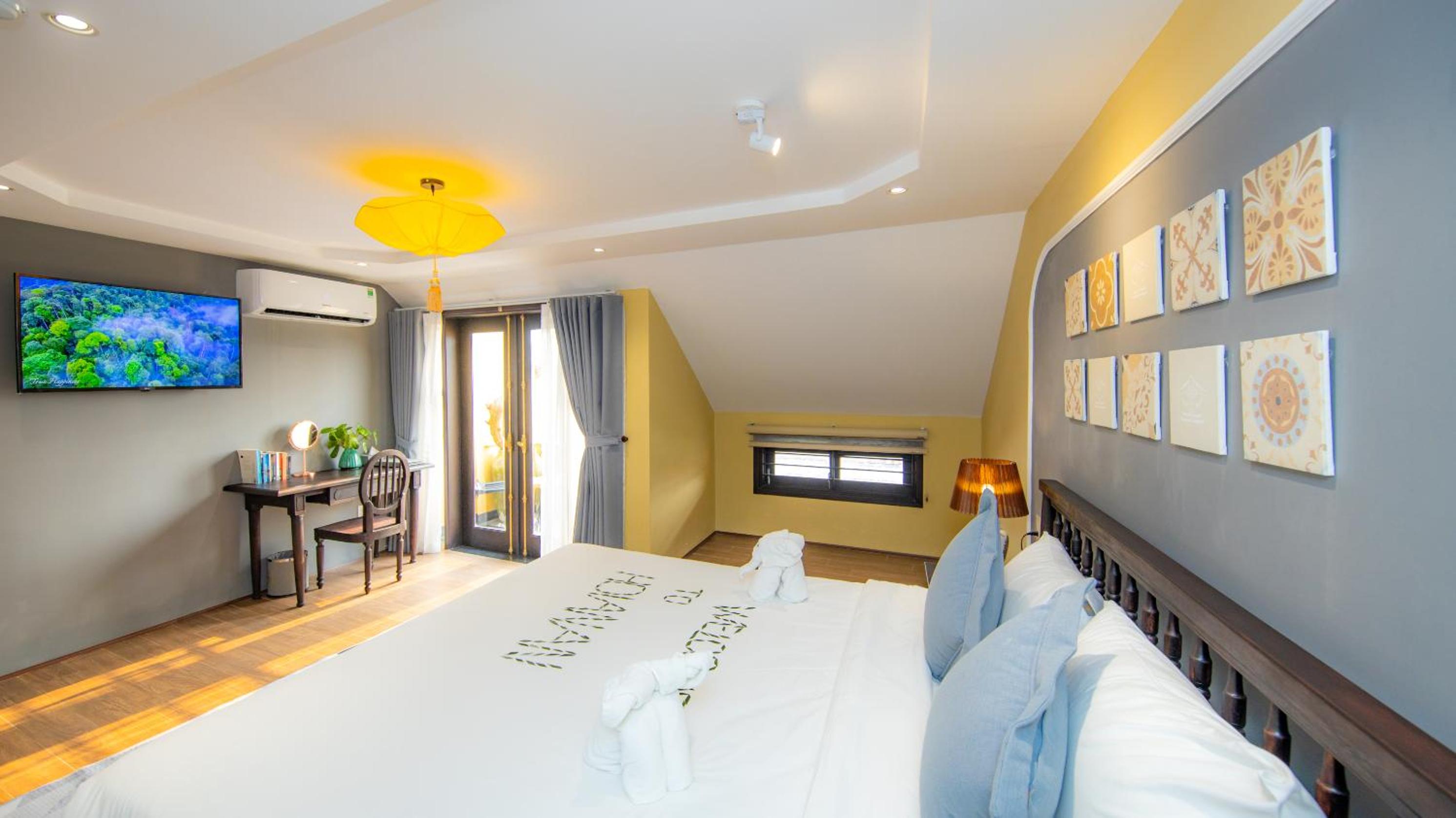 Deluxe Double Room with Bath - Photo 8