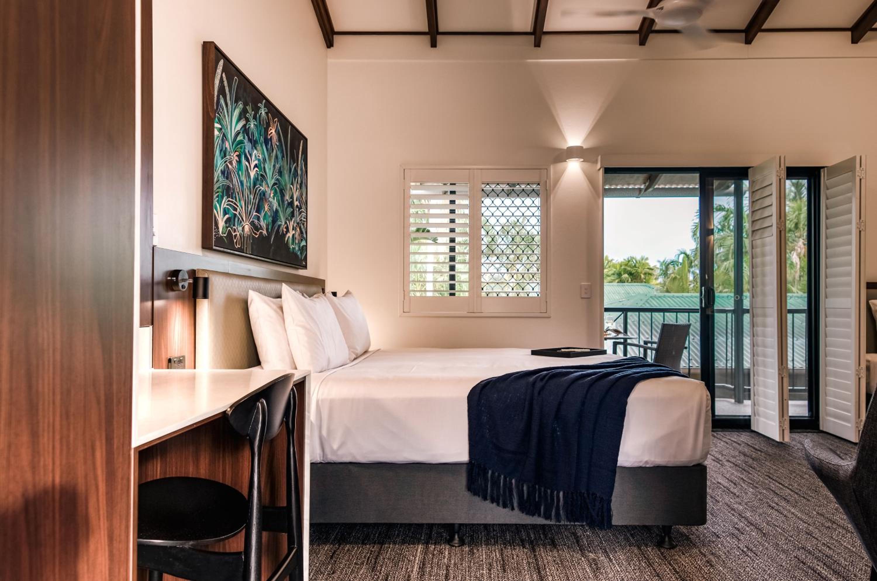 Superior Hotel Room with Balcony - Photo 5