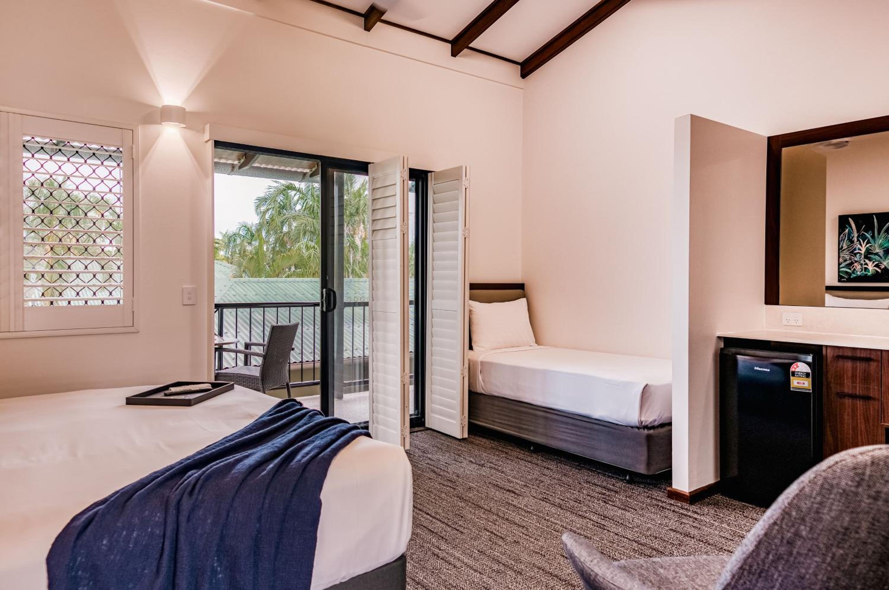 Superior Hotel Room with Balcony - Photo 4