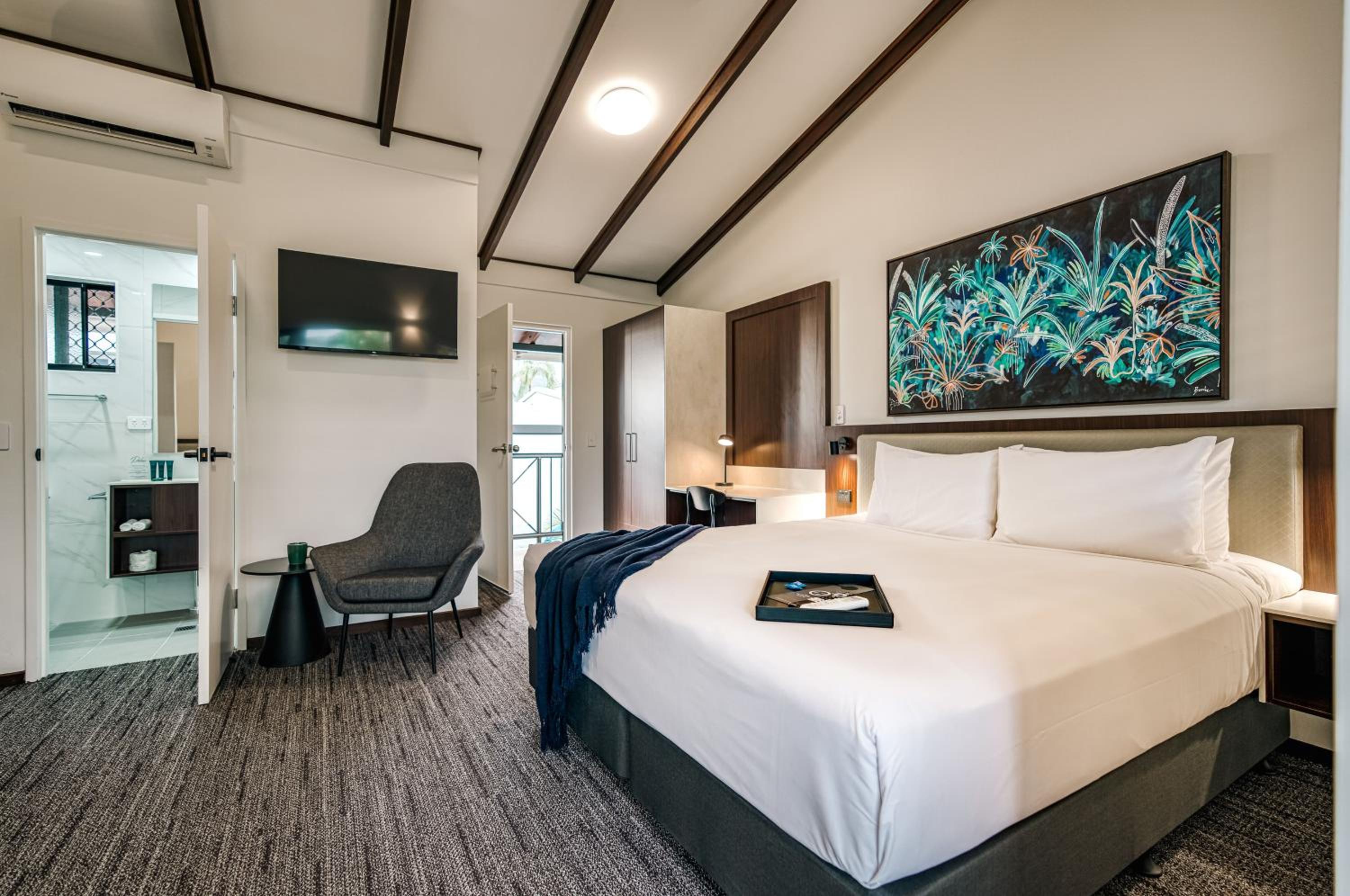 Superior Hotel Room with Balcony - Photo 2