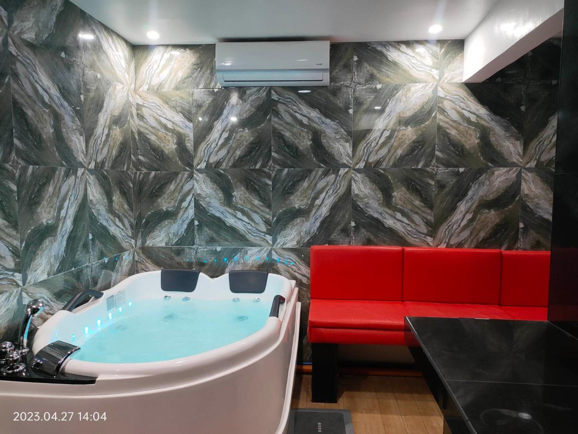 Deluxe King Room - Photo 5