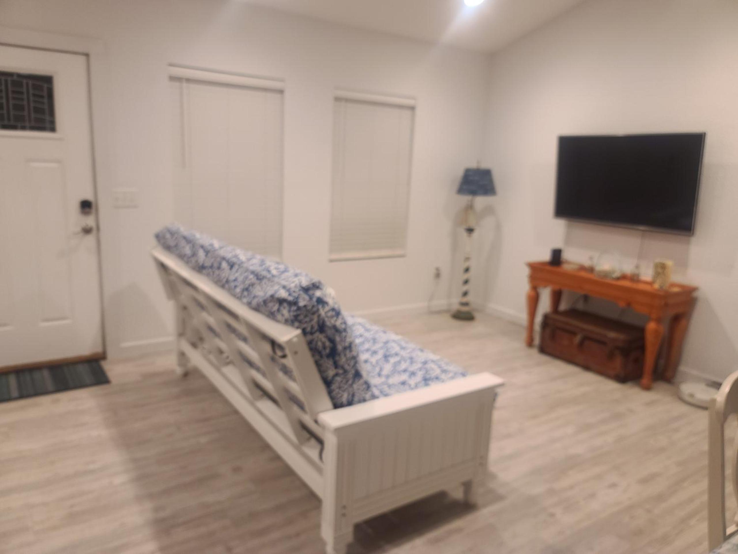 One-Bedroom Apartment - Photo 7