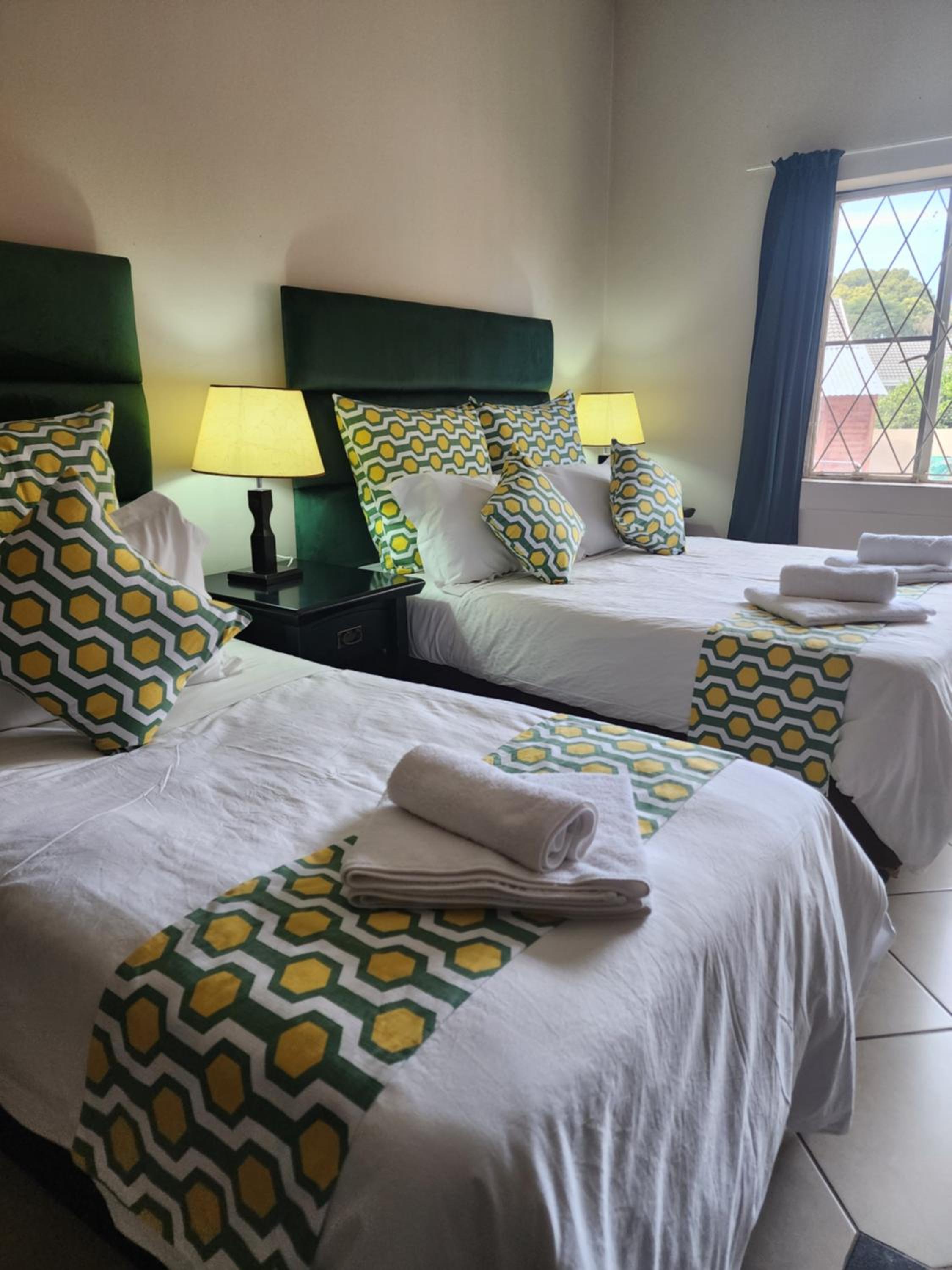 Quadruple Room with Private Bathroom - Photo 9